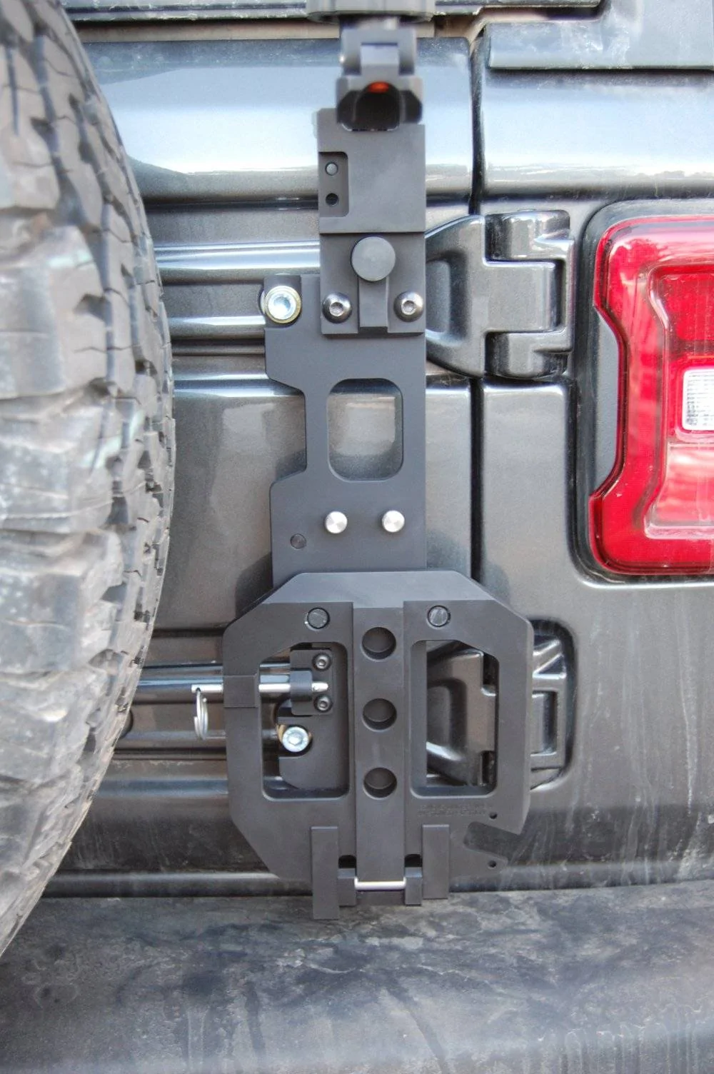 Jeep Wrangler JL Folding Jerry Can Mount jcan5