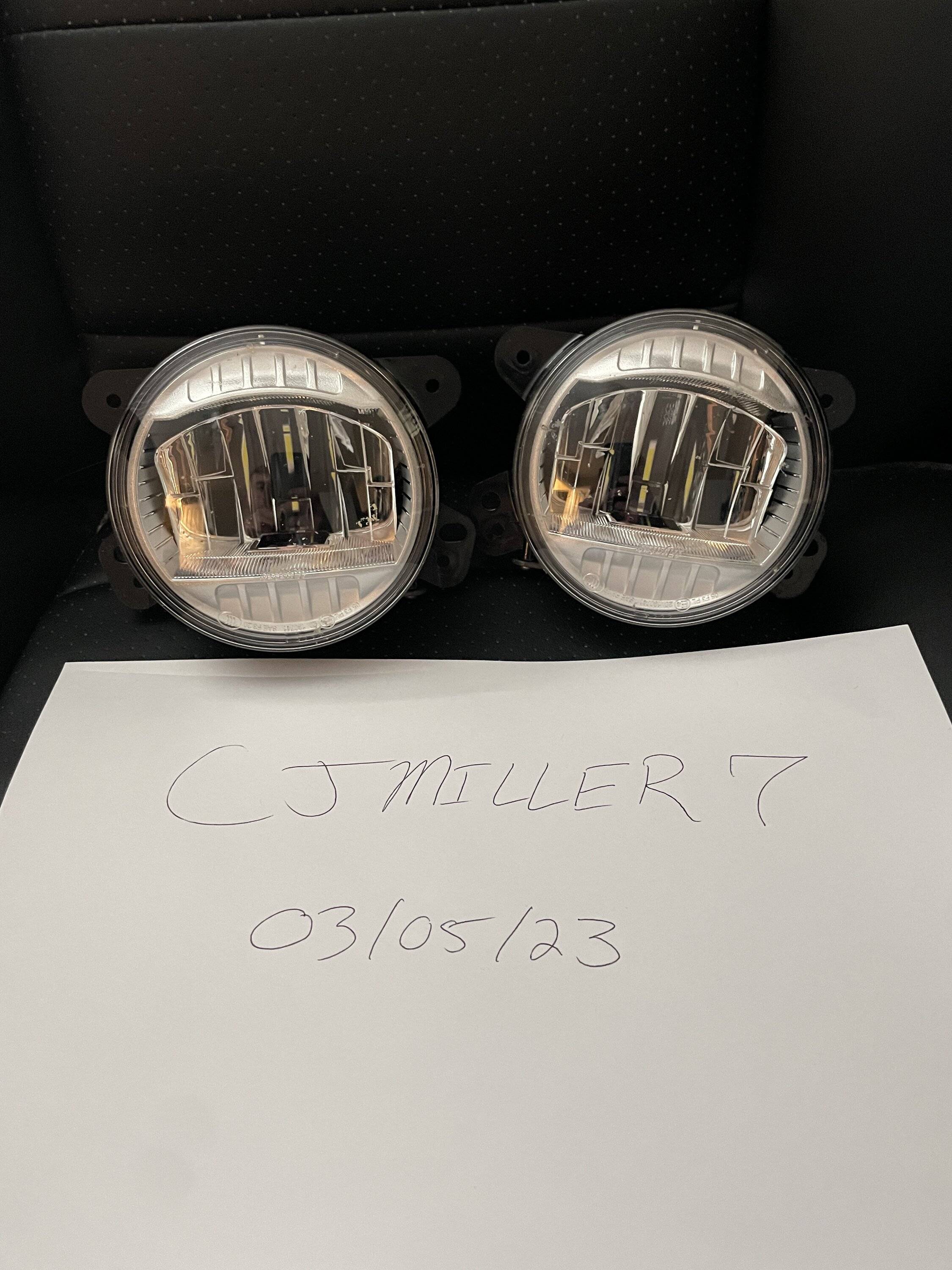 Jeep Wrangler JL OEM LED Fog Lights DC245643-F908-4027-9EB3-1C82C4AB73D8