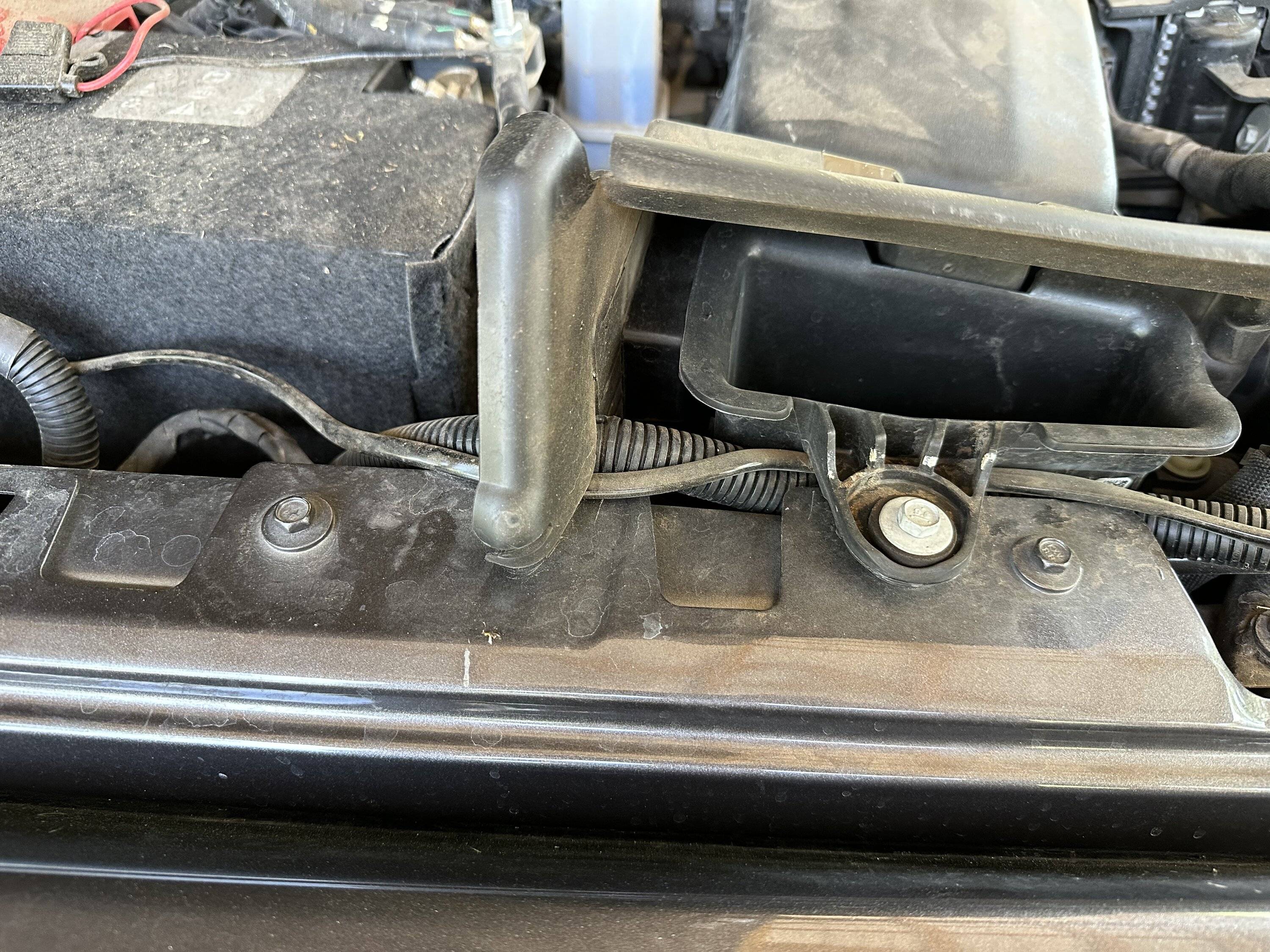 Jeep Wrangler JL where to run lightbar wires? E3360B3C-6C4D-484C-8C8F-ACBCA21816D4