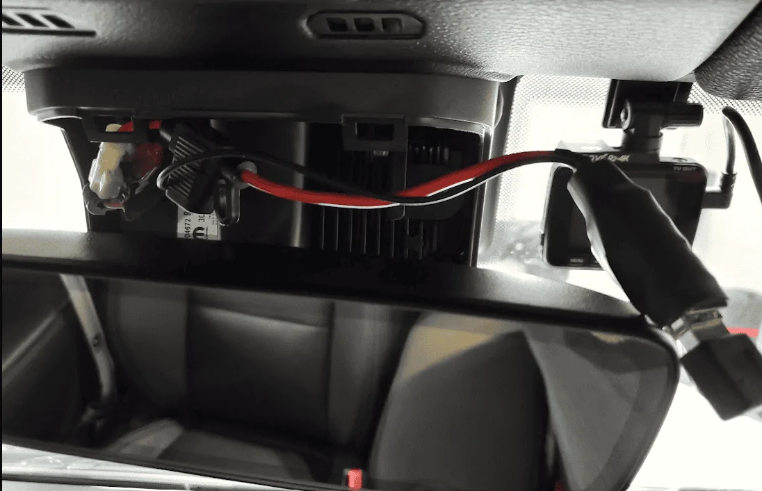 Jeep Wrangler JL Tap 12v in rear view mirror for camera pic3