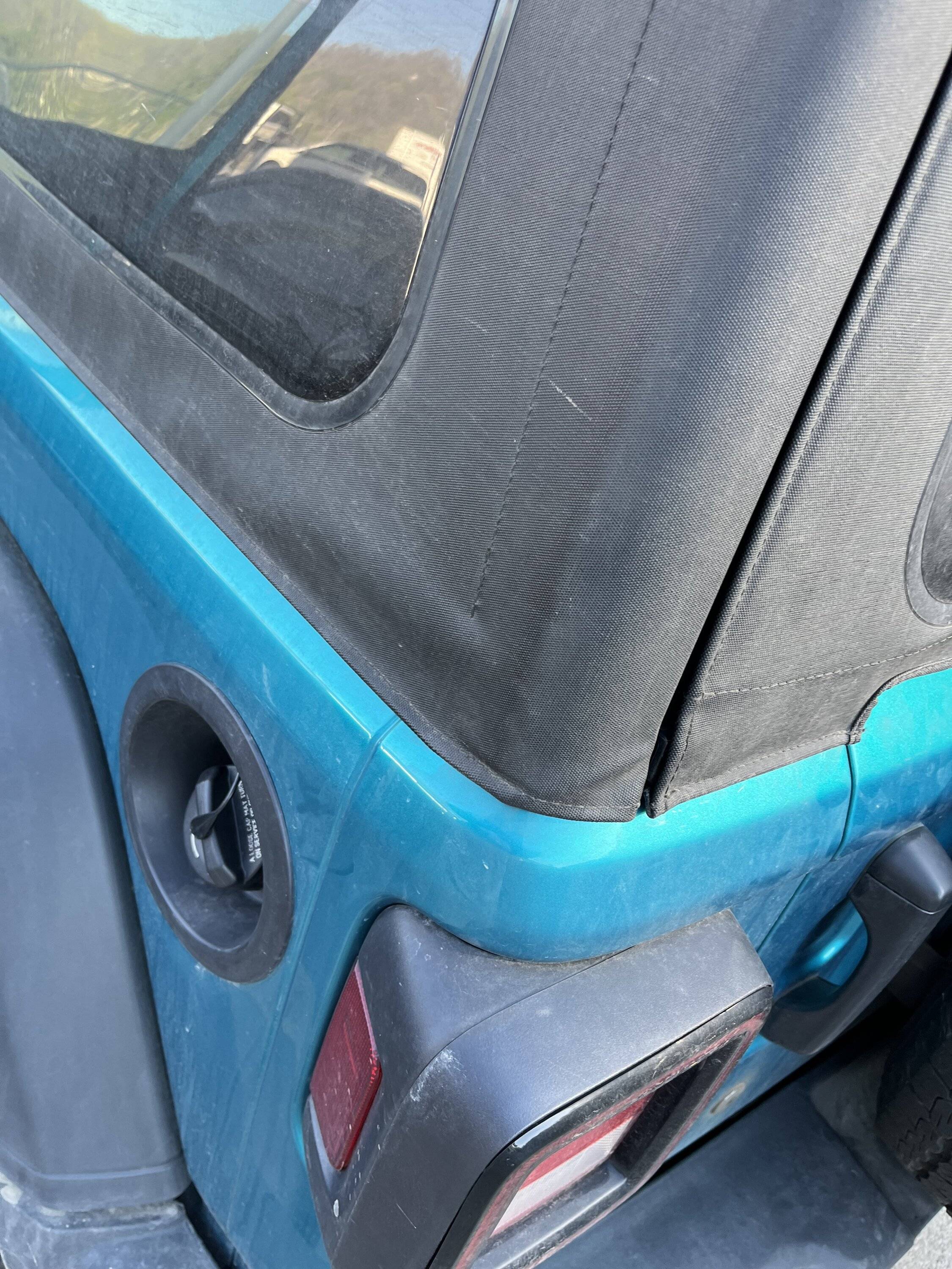 Jeep Wrangler JL Soft Top window blowing out IMG_3211
