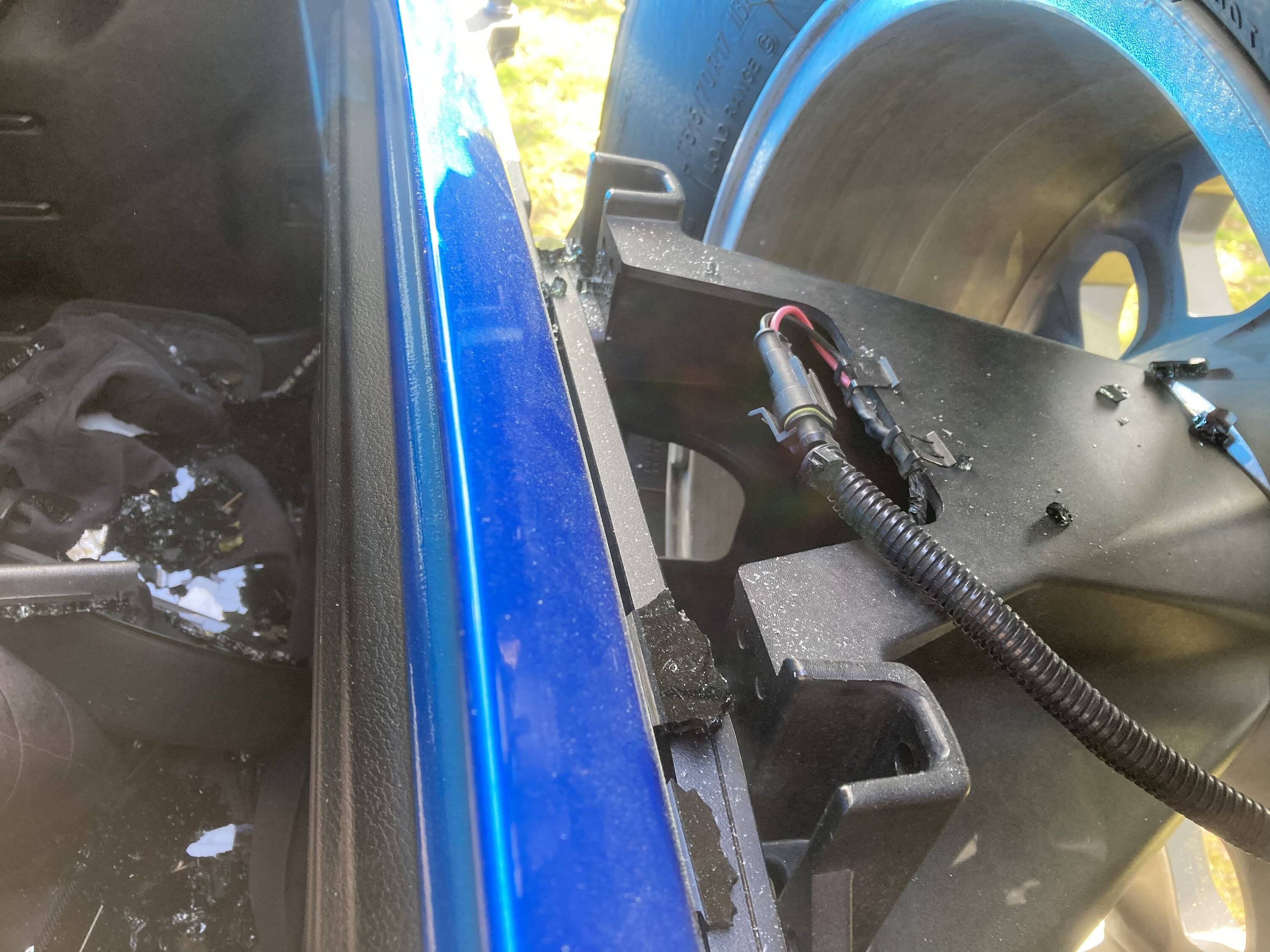 Jeep Wrangler JL Rear window exploded D253F386-E1D5-44E0-9D29-5B0C9287980B
