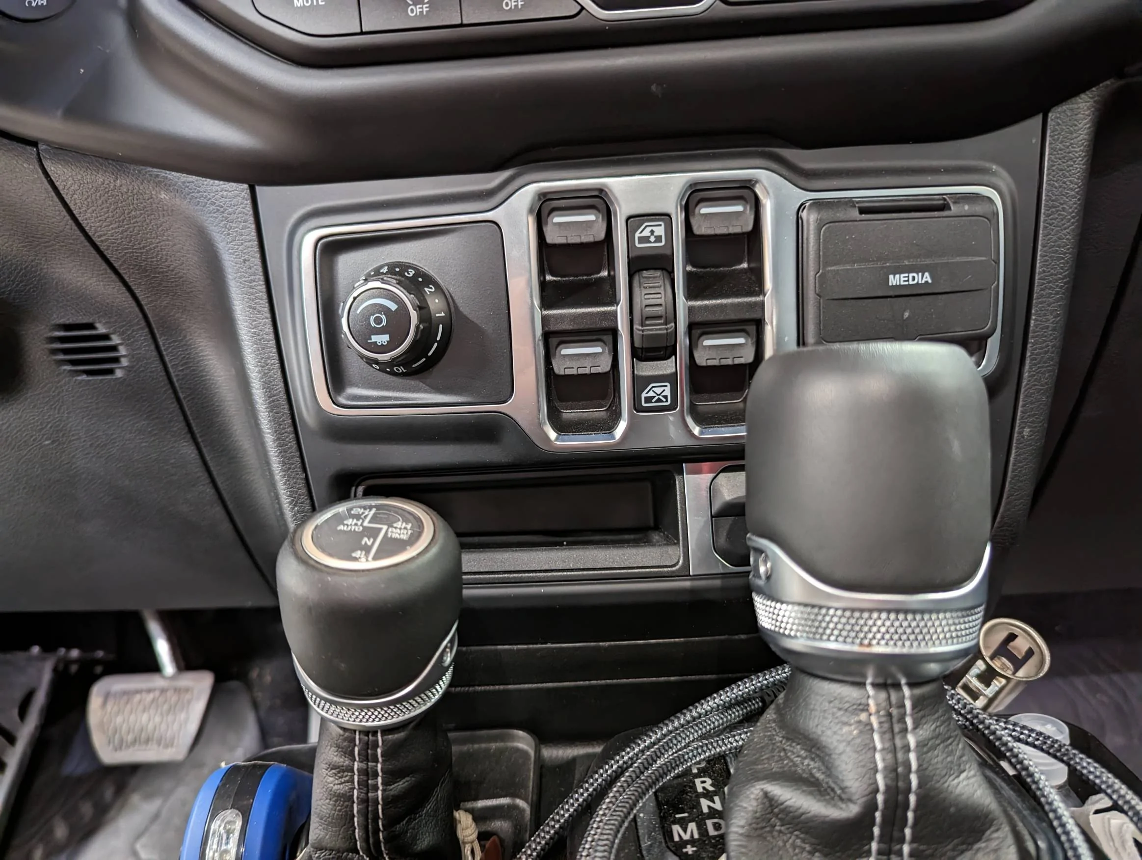 Jeep Wrangler JL What is a brake controller and why do I need it? PXL_20230414_135129368