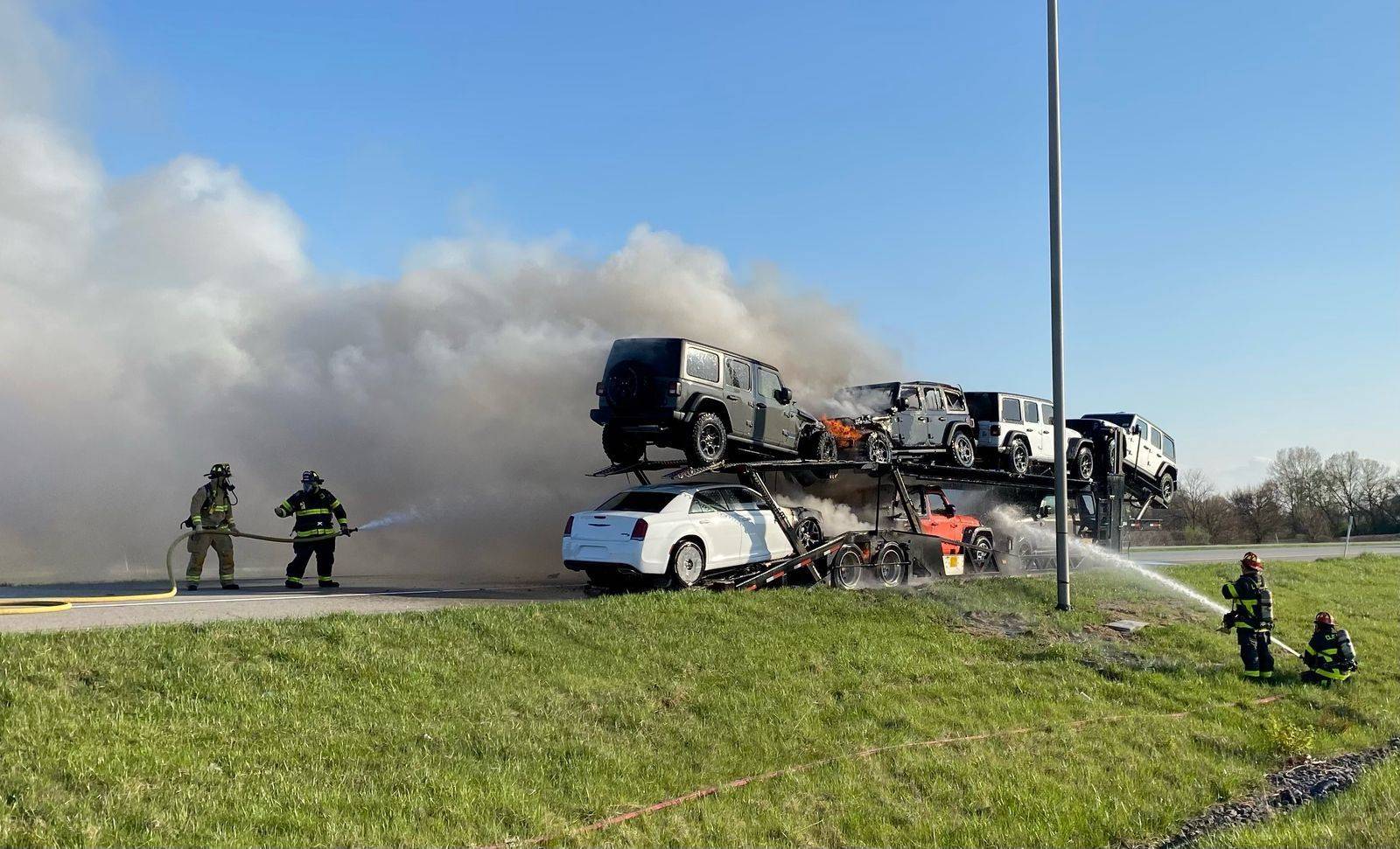 Jeep Wrangler JL Hope this wasn't your Jeep on fire (on car hauler in Indiana) 7dab7f0d-4e32-4e9c-949c-65755adb8db4-ispfire (1)