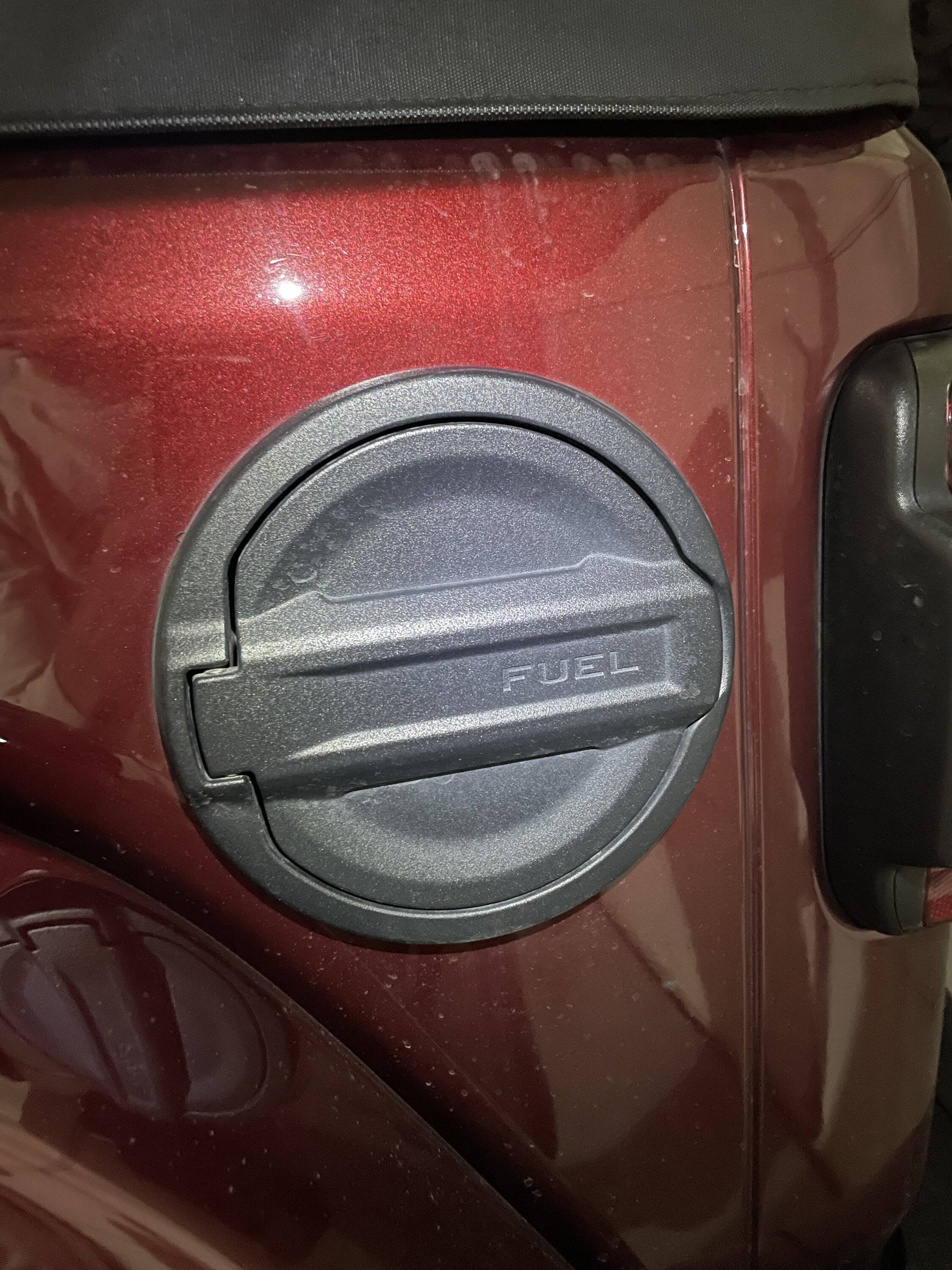 Jeep Wrangler JL Dumb question...fuel cap door IMG_0599