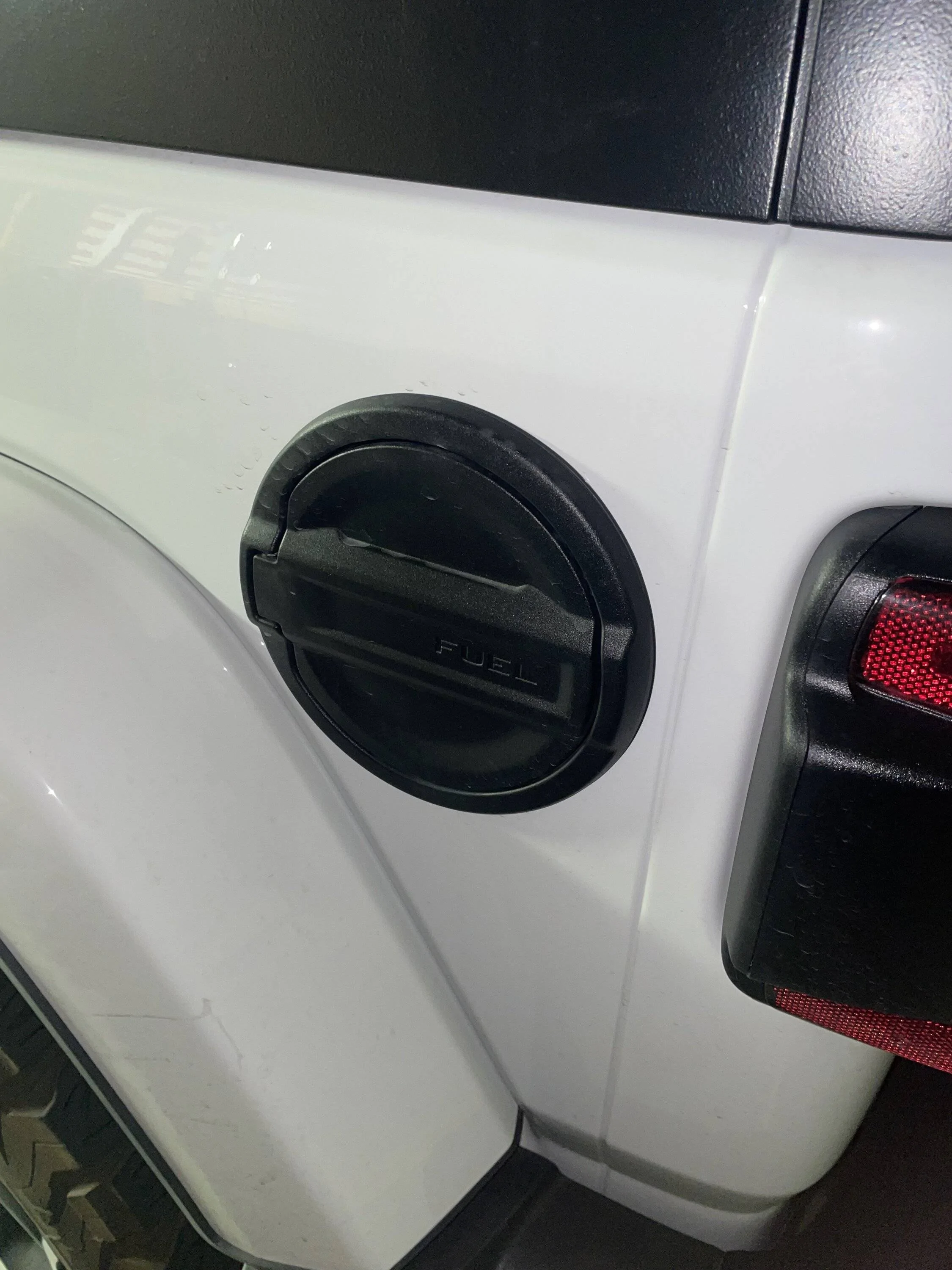 Jeep Wrangler JL Dumb question...fuel cap door IMG_4381