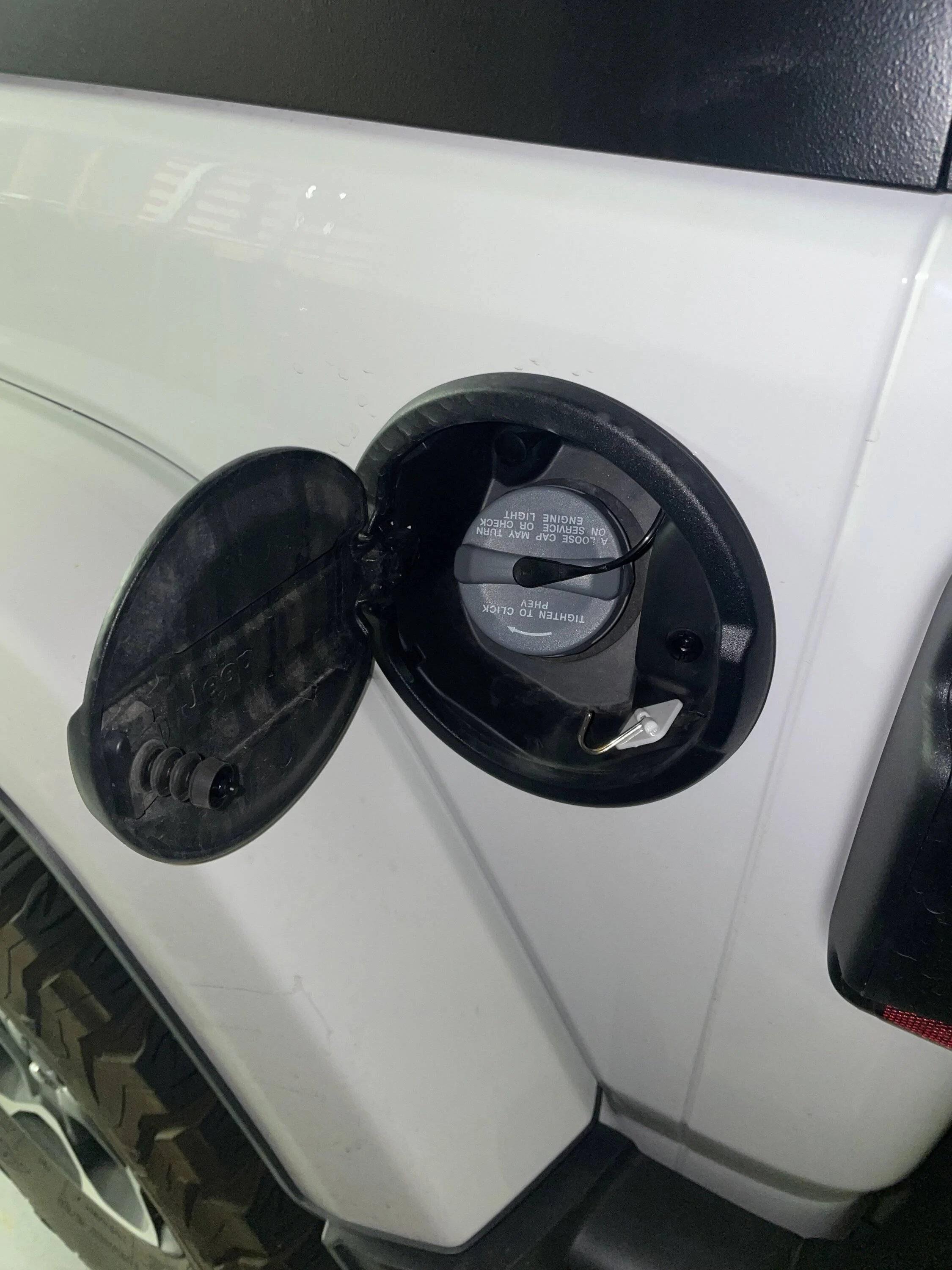 Jeep Wrangler JL Dumb question...fuel cap door IMG_4380