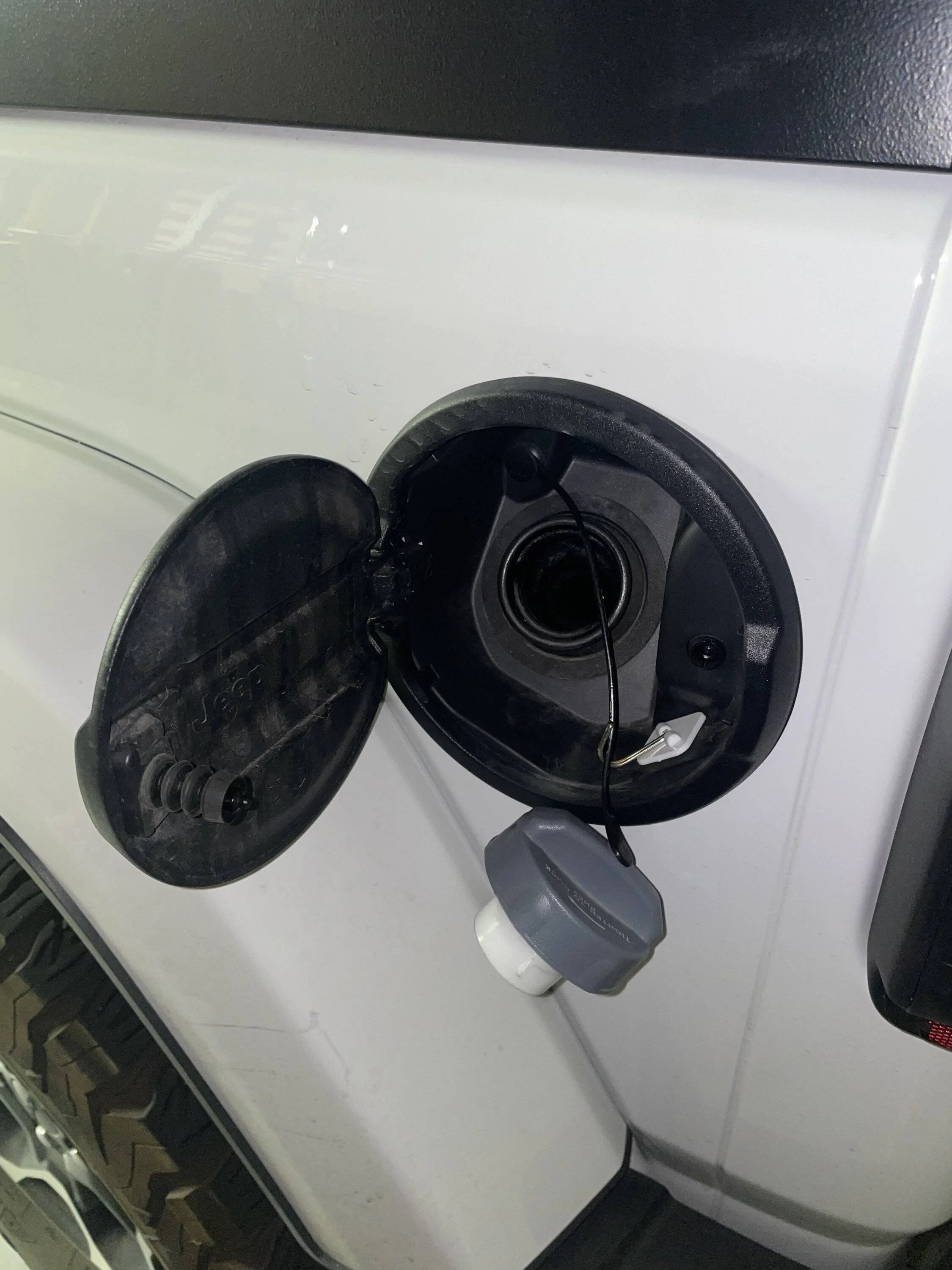 Jeep Wrangler JL Dumb question...fuel cap door IMG_4379