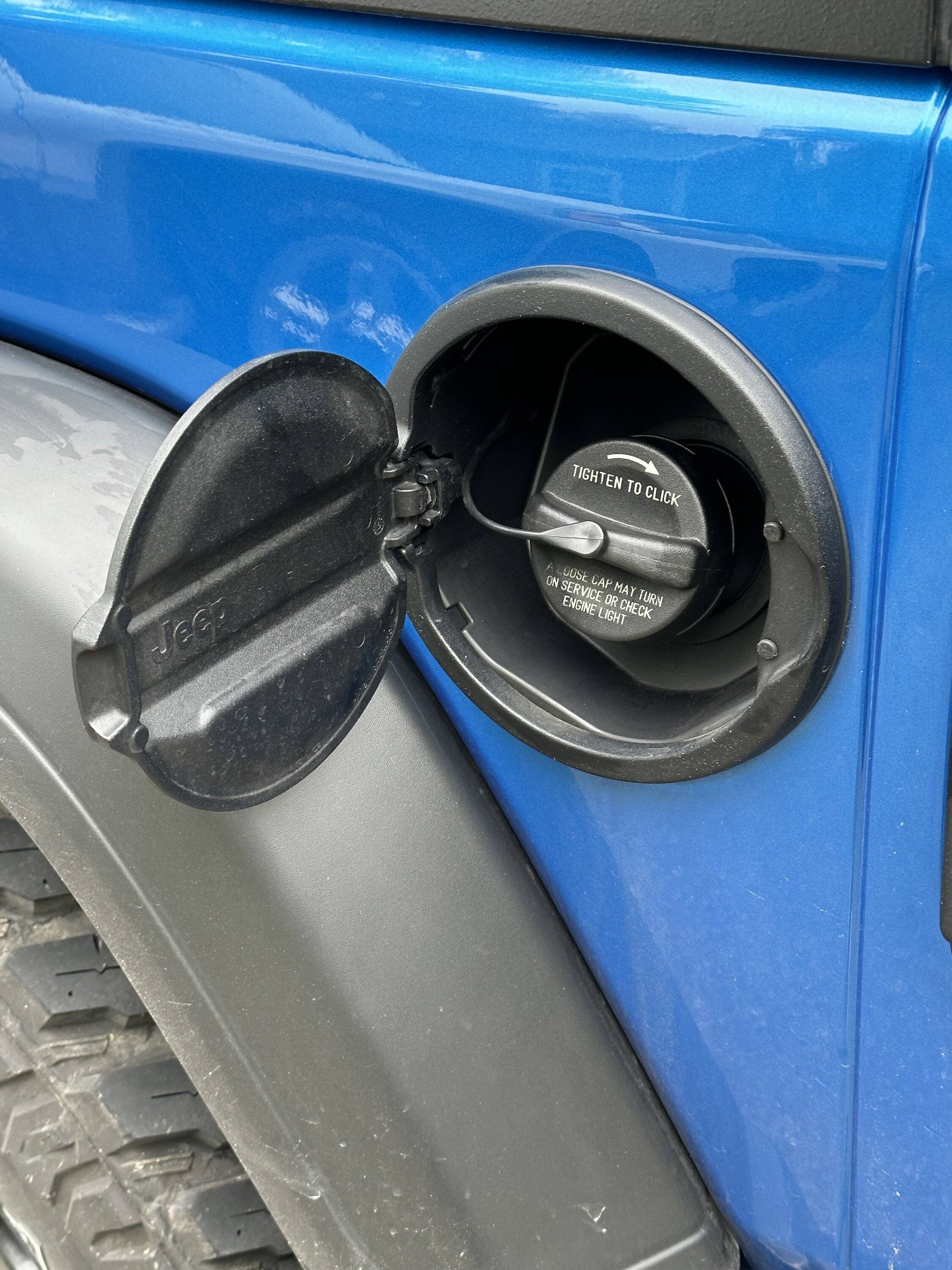 Jeep Wrangler JL Dumb question...fuel cap door IMG_1356