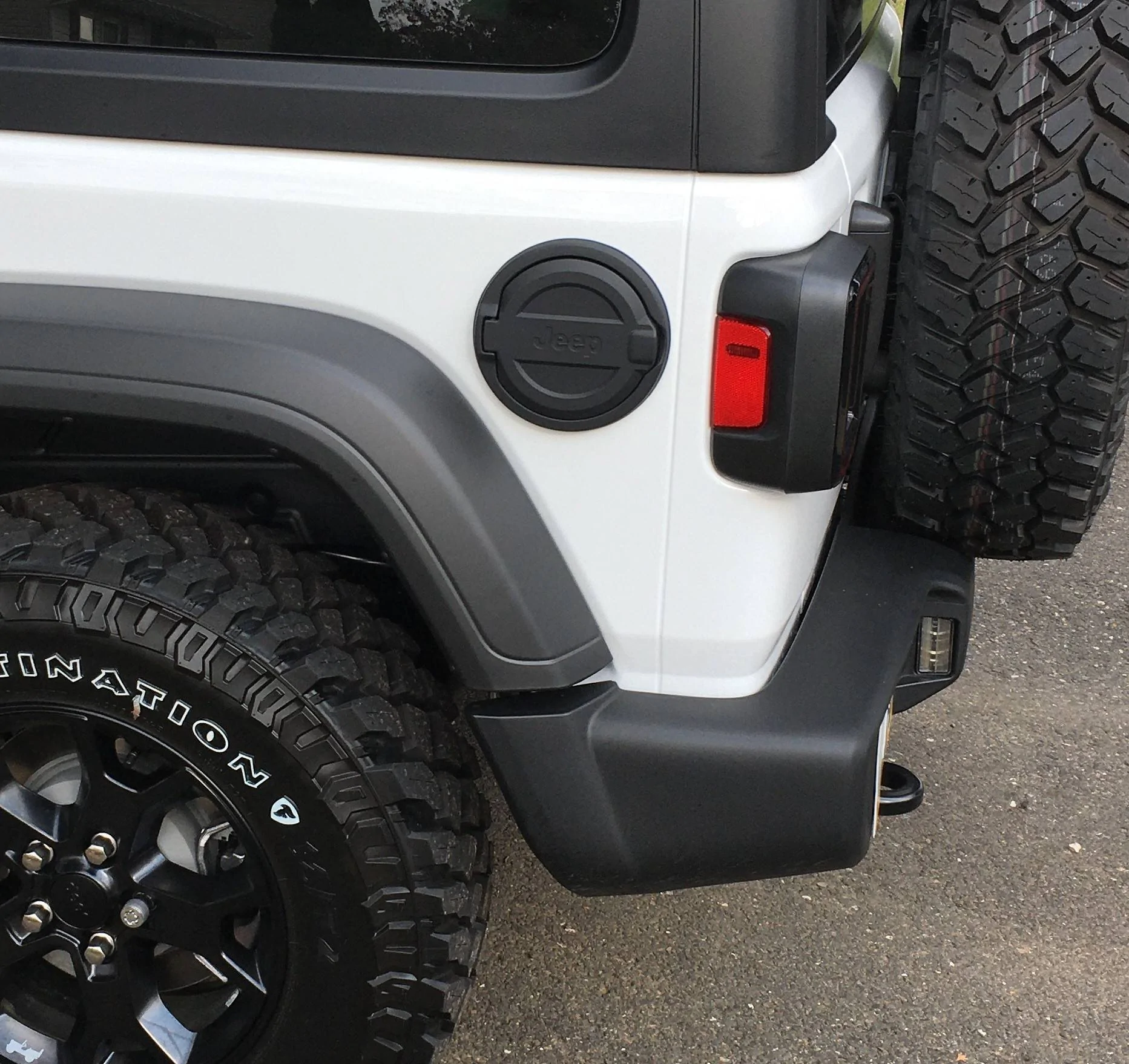Jeep Wrangler JL Dumb question...fuel cap door Black fuel door