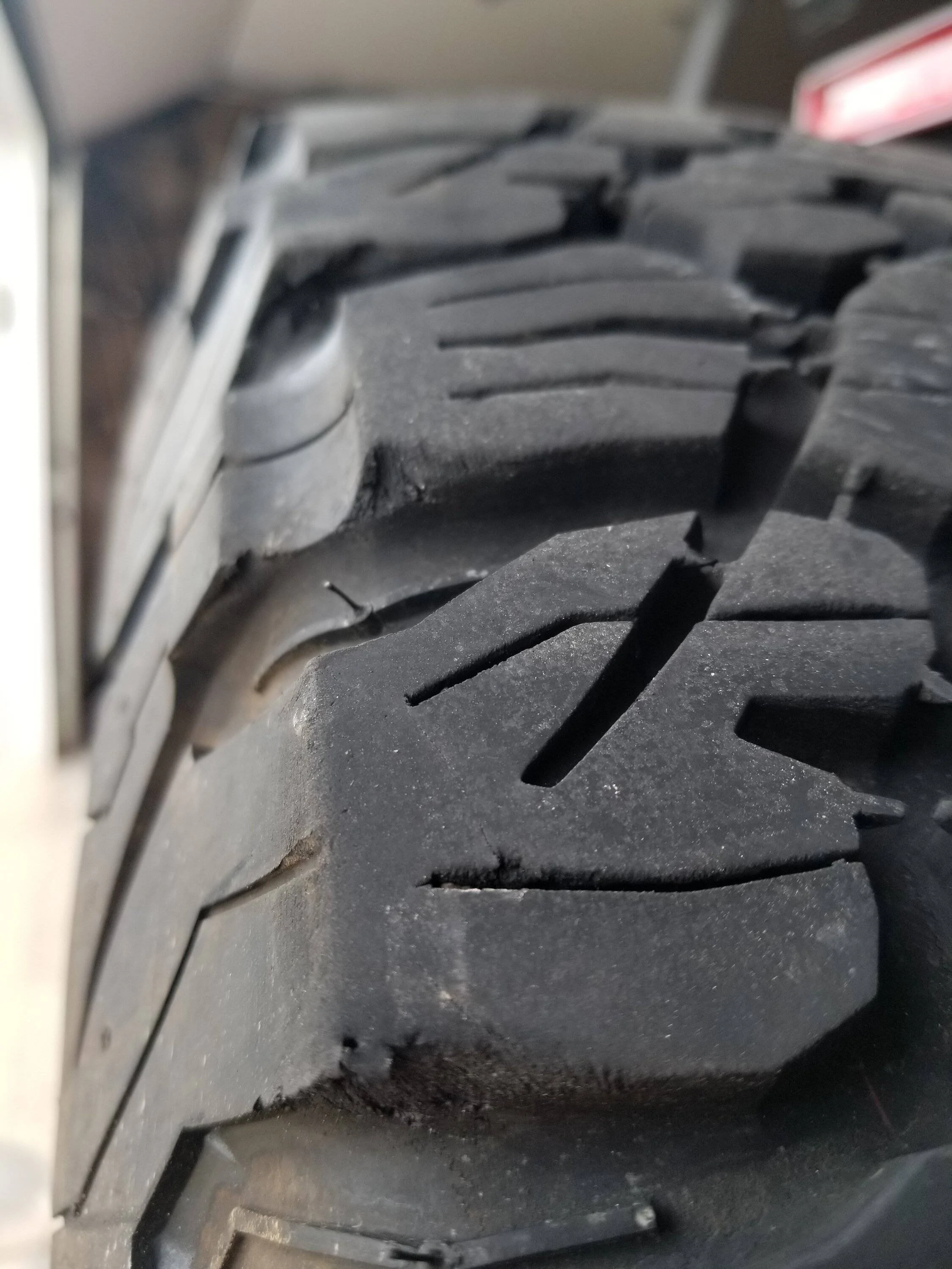 Jeep Wrangler JL Outer Tire Lugs Chewed Up 20230505_165618