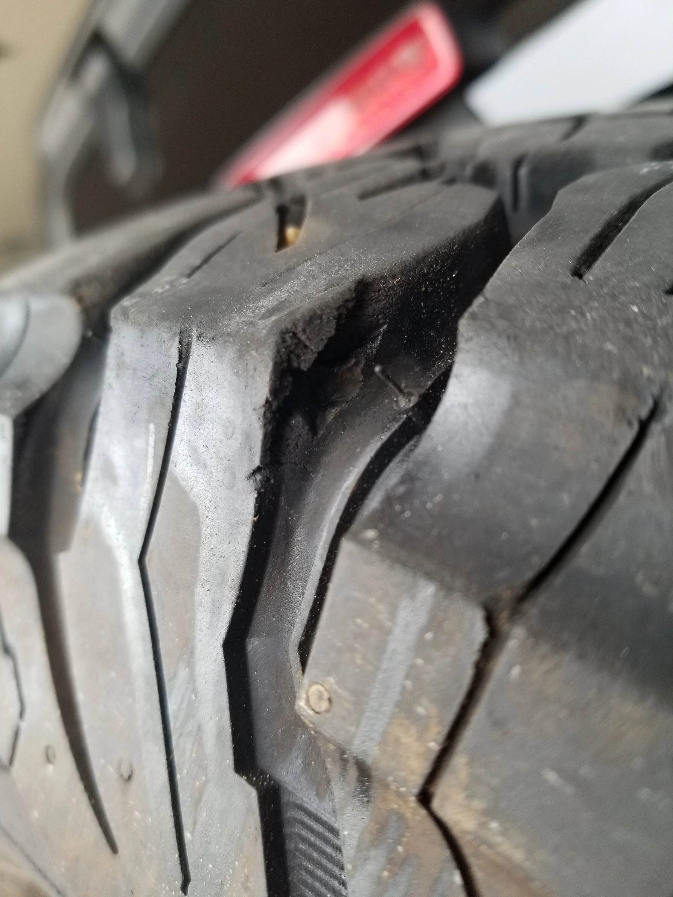 Jeep Wrangler JL Outer Tire Lugs Chewed Up 20230505_165605