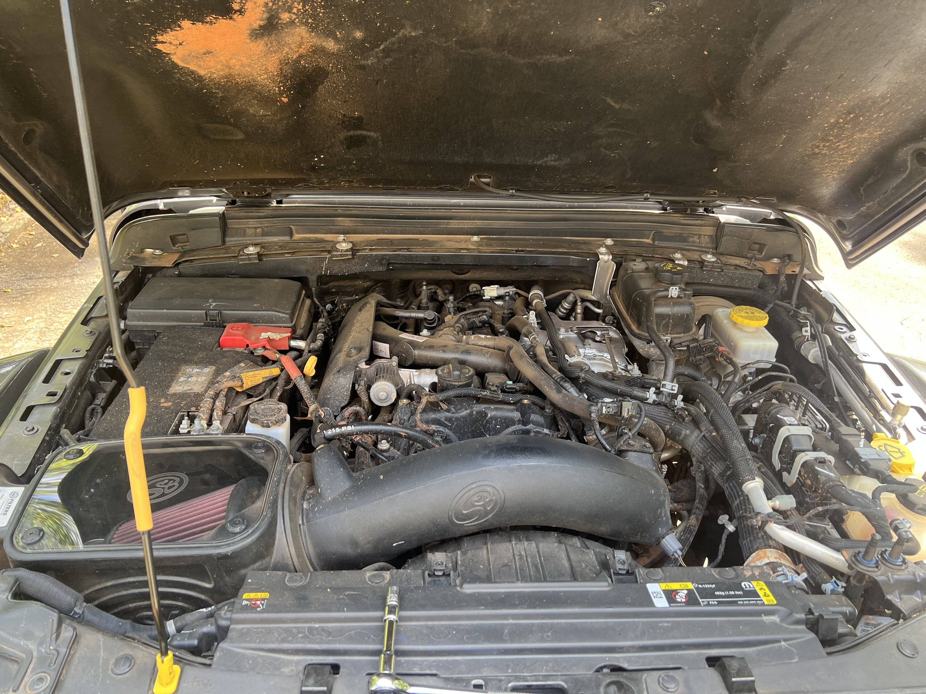 Jeep Wrangler JL Removed the engine cover. e3