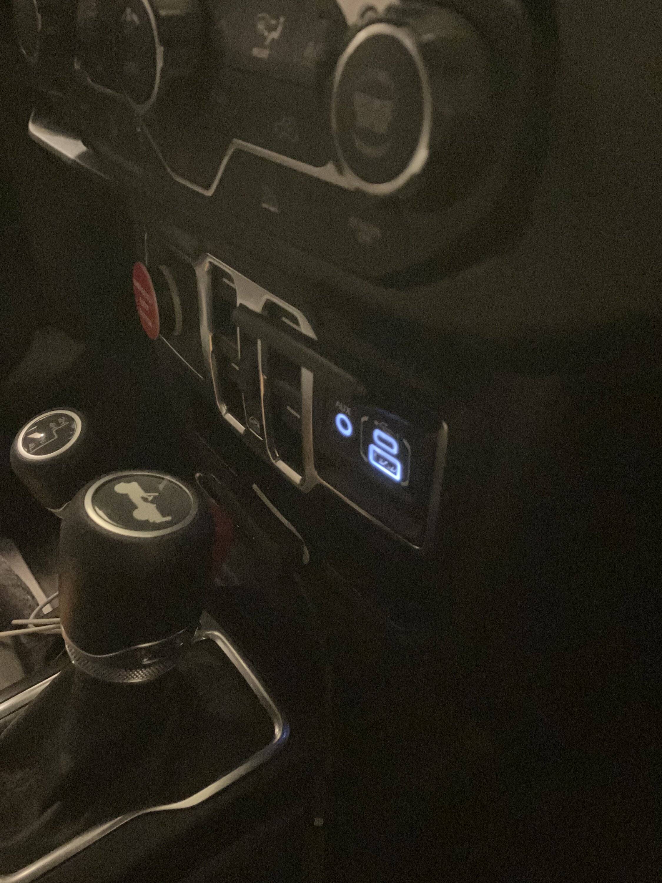 Jeep Wrangler JL Interior USB port IMG_1582