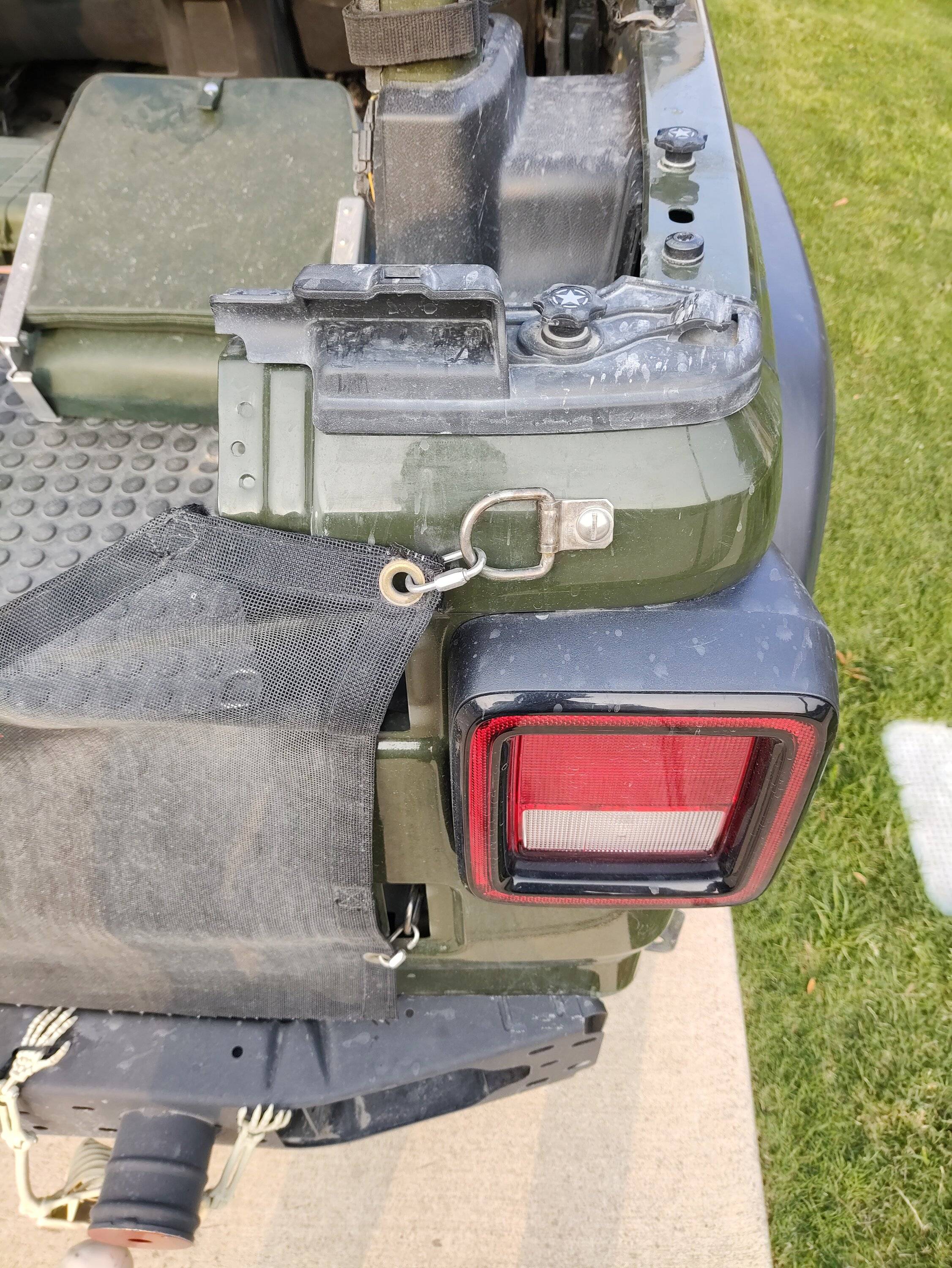 Jeep Wrangler JL Fender Mounted Fuel Can Holder IMG_20230512_184605069