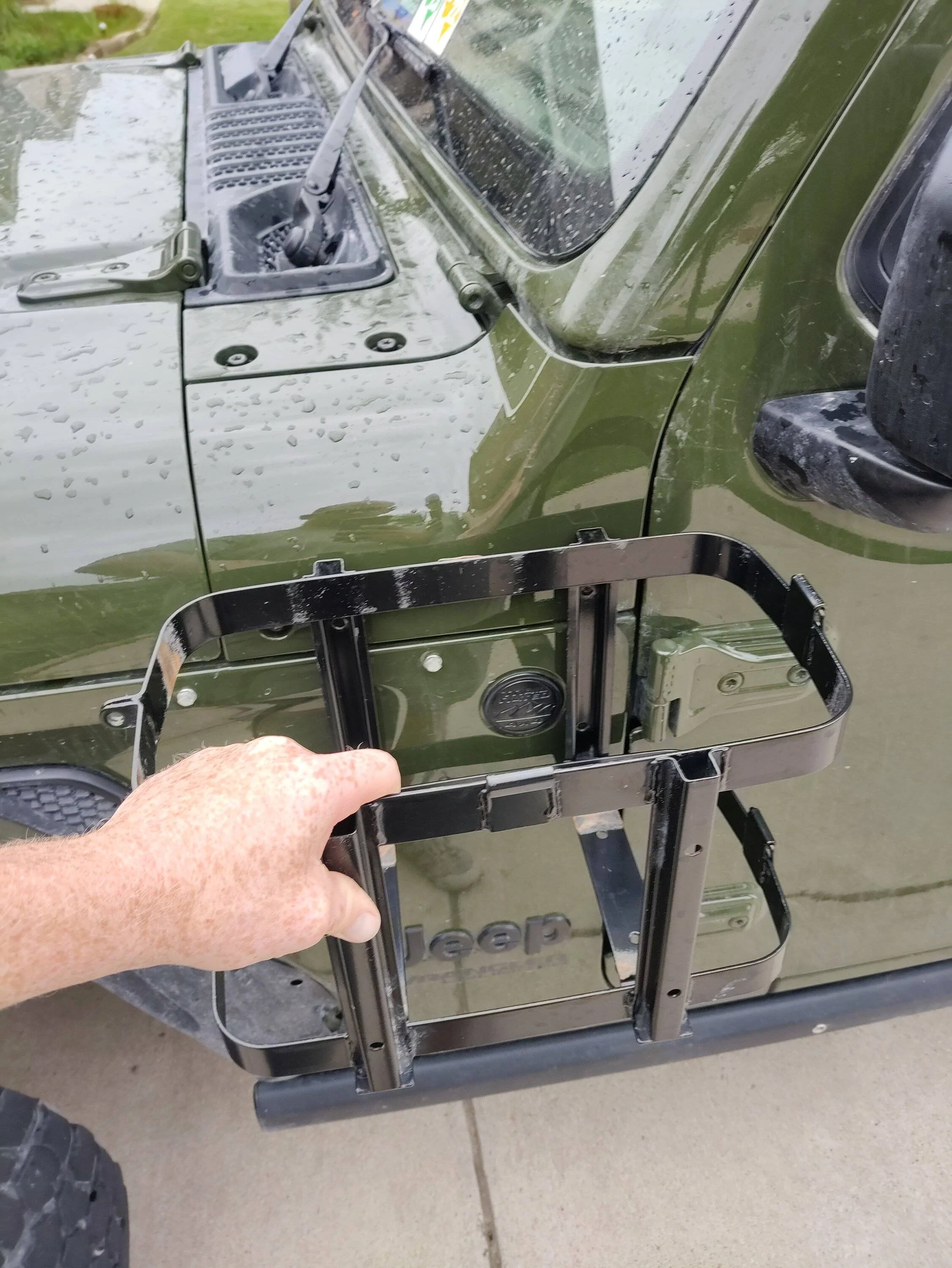 Jeep Wrangler JL Fender Mounted Fuel Can Holder IMG_20230514_092206002