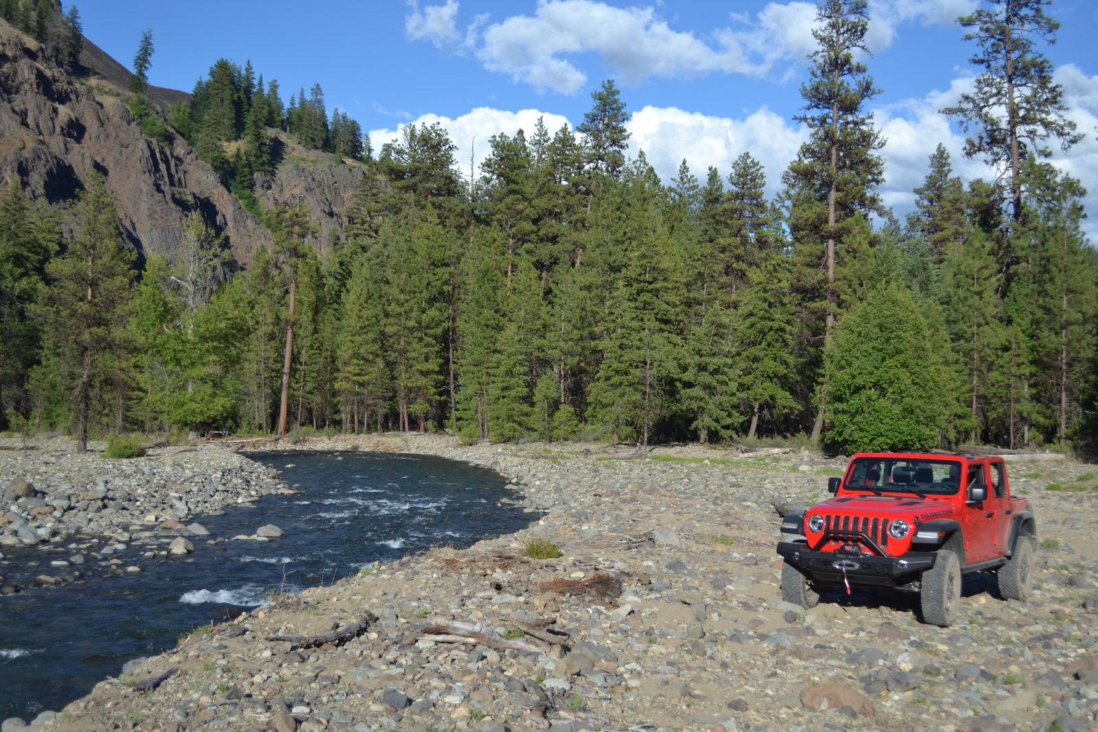 Jeep Wrangler JL Can't decide ... Sahara or Rubicon?? DSC_0065.JPG