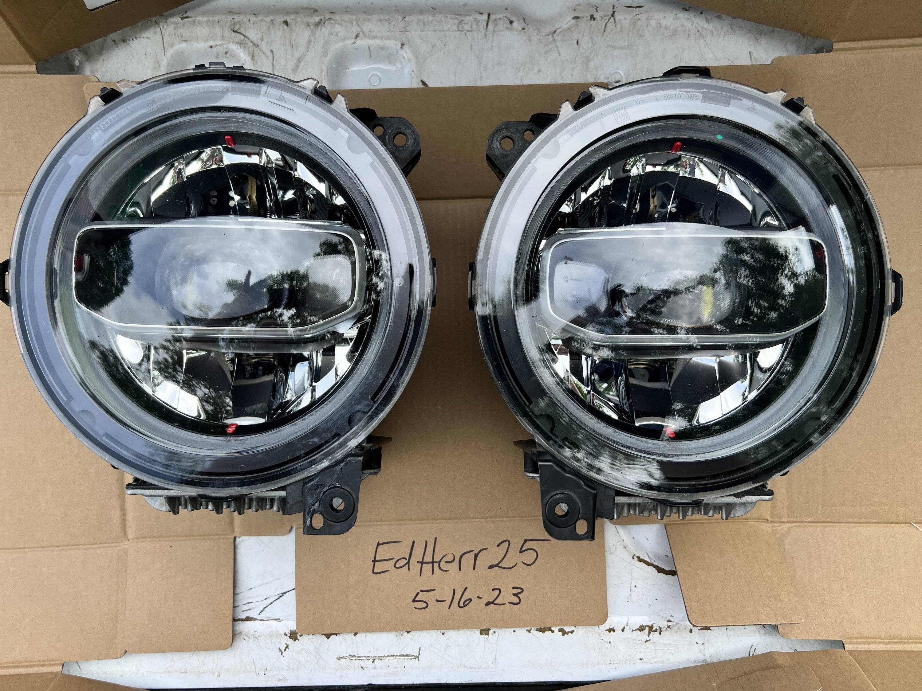 Jeep Wrangler JL OEM LED HEADLIGHTS 82B62E8A-B850-4BD3-AF12-F6D9C6C36301