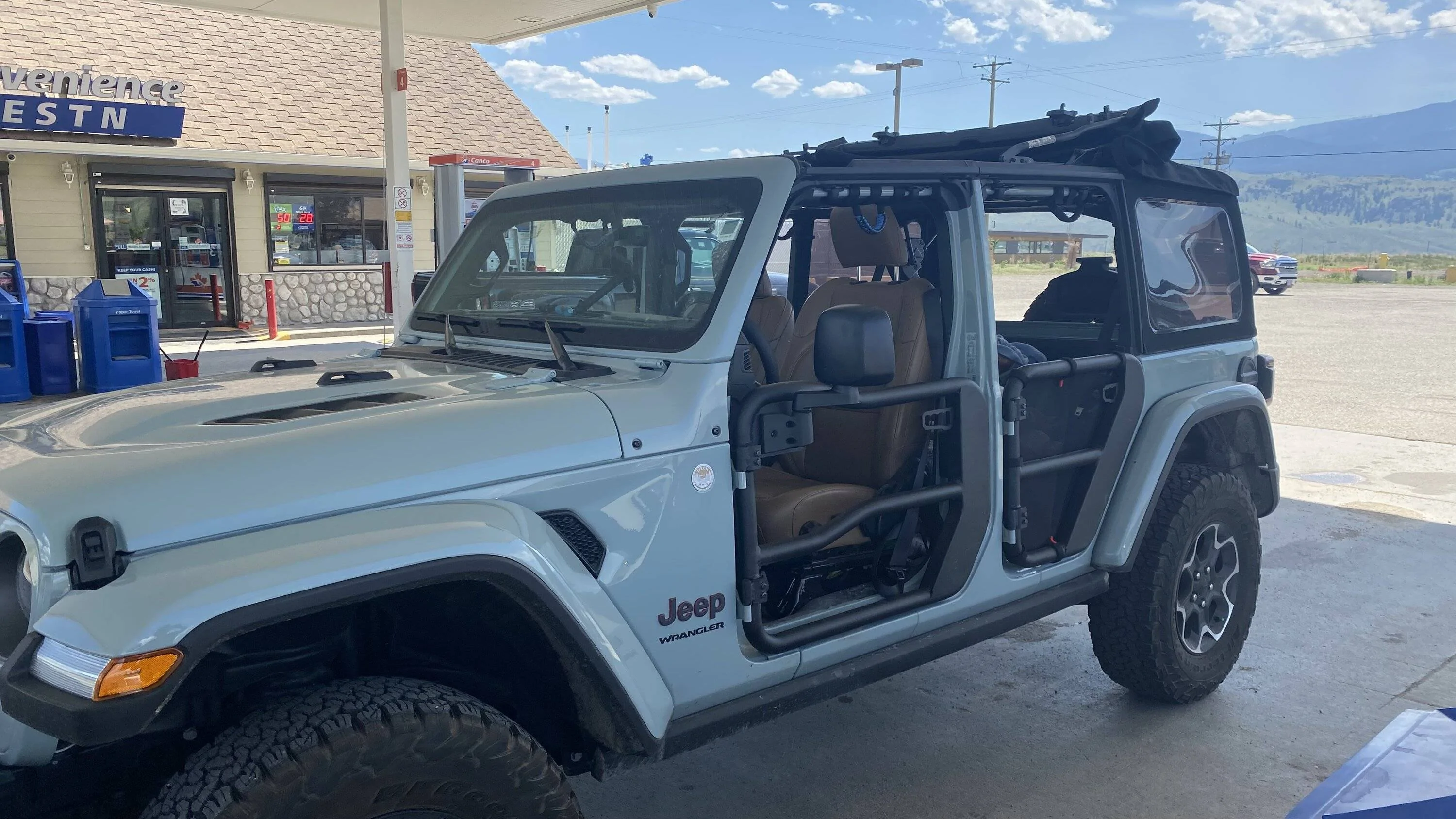 Jeep Wrangler JL Steamer on twill soft top. A5B65B8A-14AB-4E3F-8255-4B7287BE57C6
