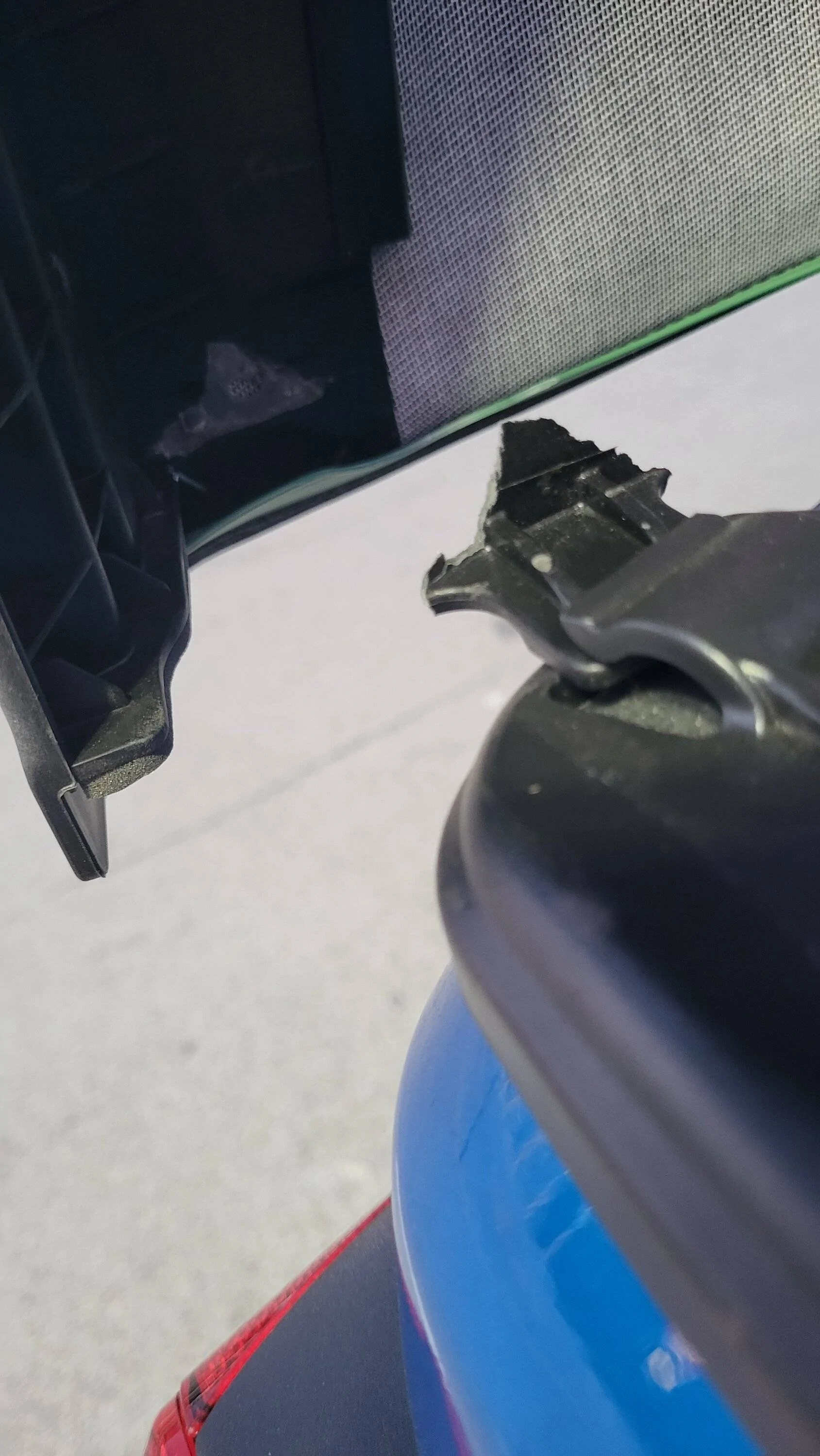 Jeep Wrangler JL broken window post 20230526_204407