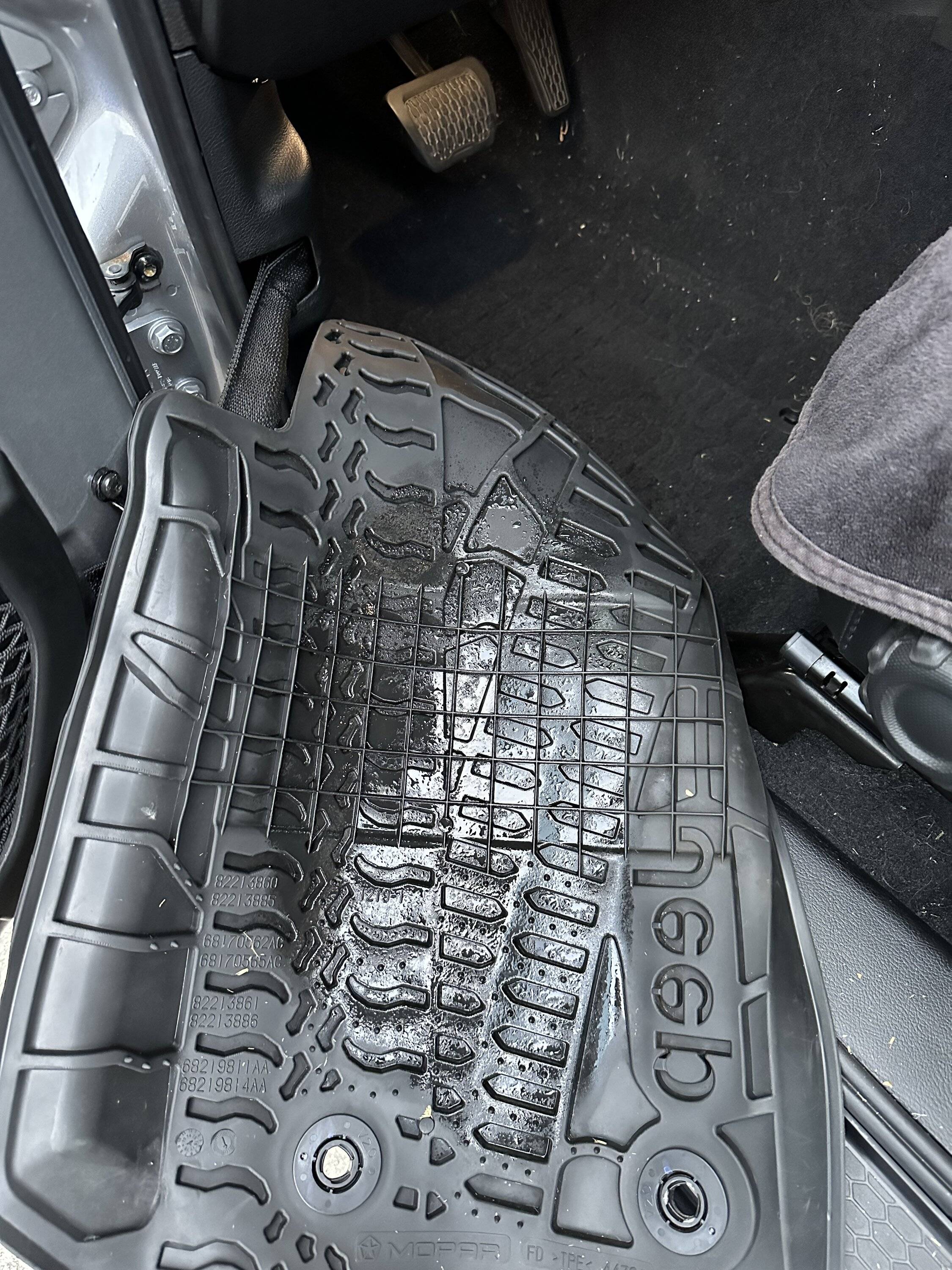 Jeep Wrangler JL Driver side carpet damp under floormat IMG_1537