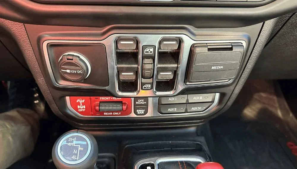 Jeep Wrangler JL Lasfit Aux Switch Panel Vs. Voswitch Shootout / Comparison 8