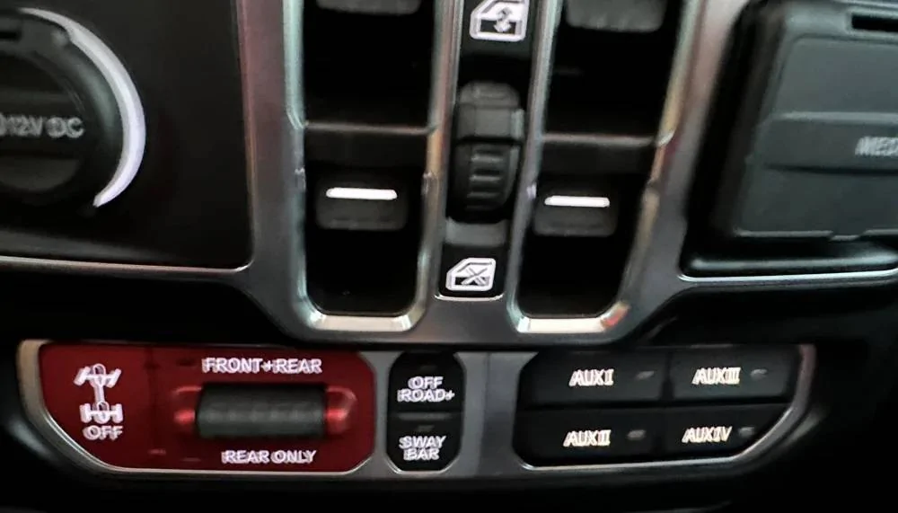 Jeep Wrangler JL Lasfit Aux Switch Panel Vs. Voswitch Shootout / Comparison 9