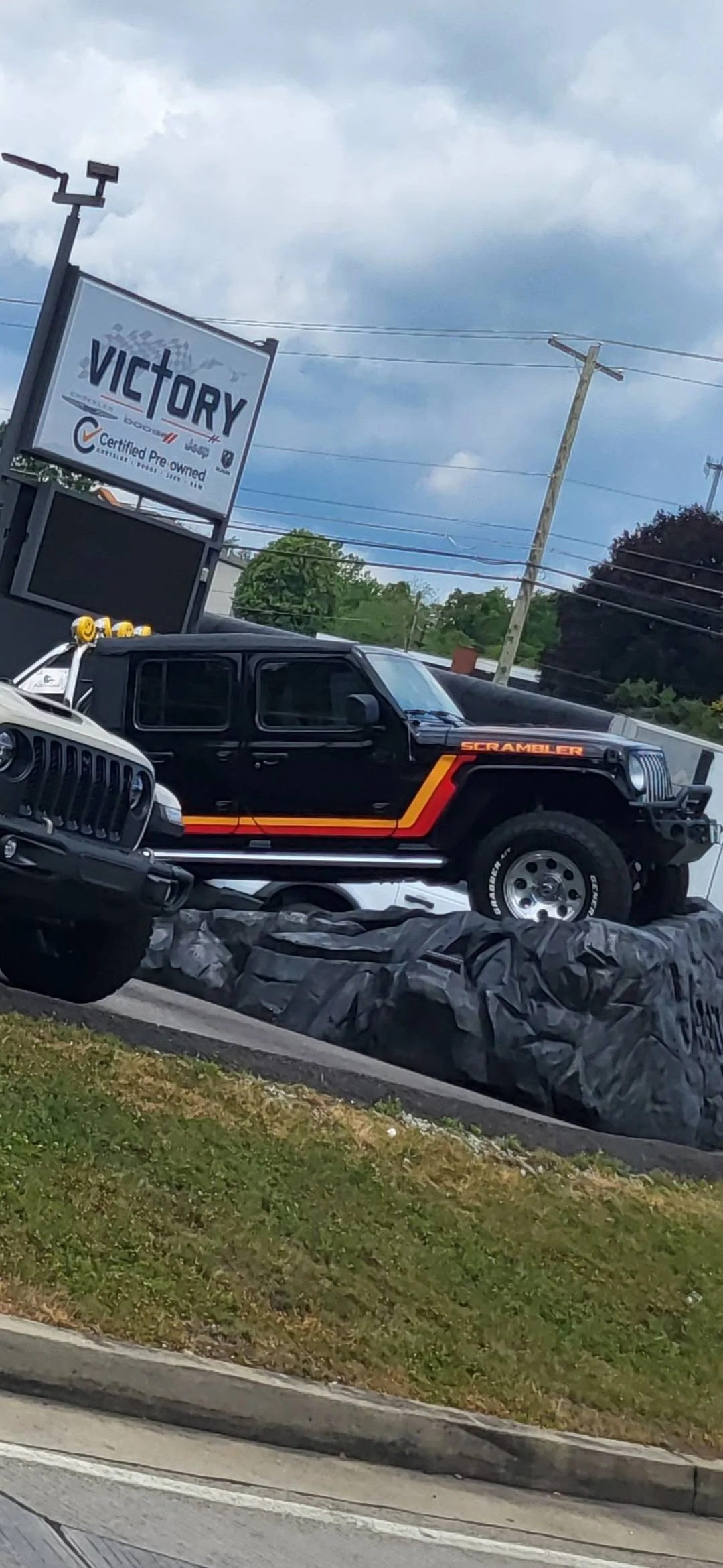 Jeep Wrangler JL Gladiator Cosplaying a Scrambler tem