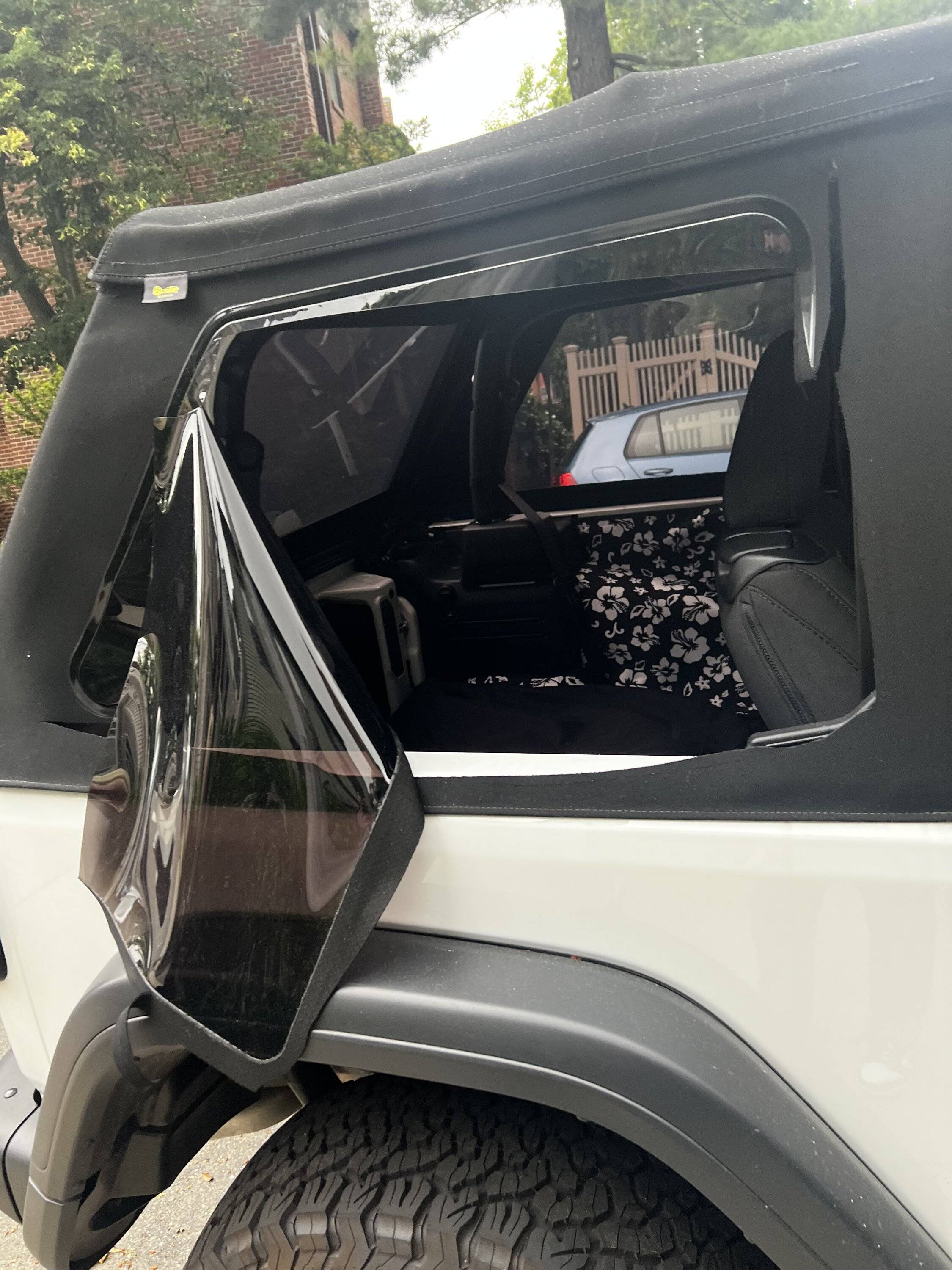 Jeep Wrangler JL Broken into - sliced soft top IMG_2092