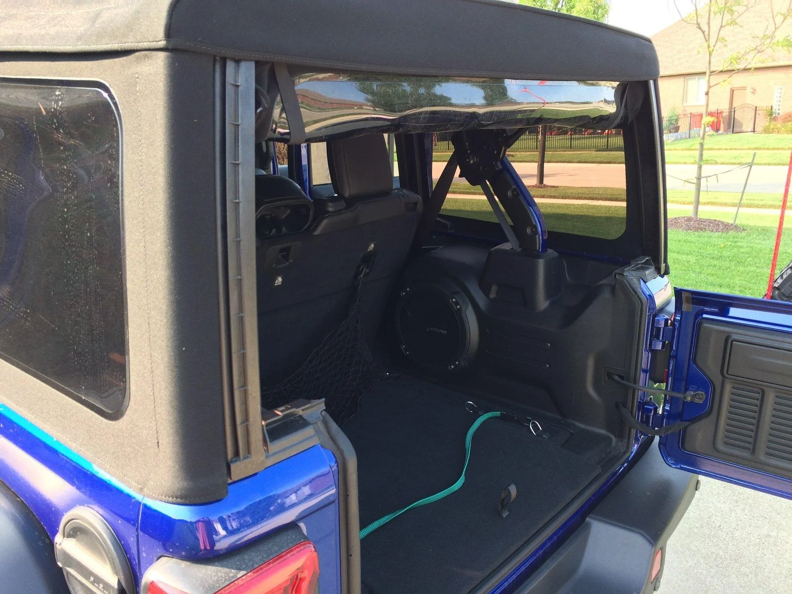 Jeep Wrangler JL Does Soft Top Back Window Roll Up in JL? IMG_5217