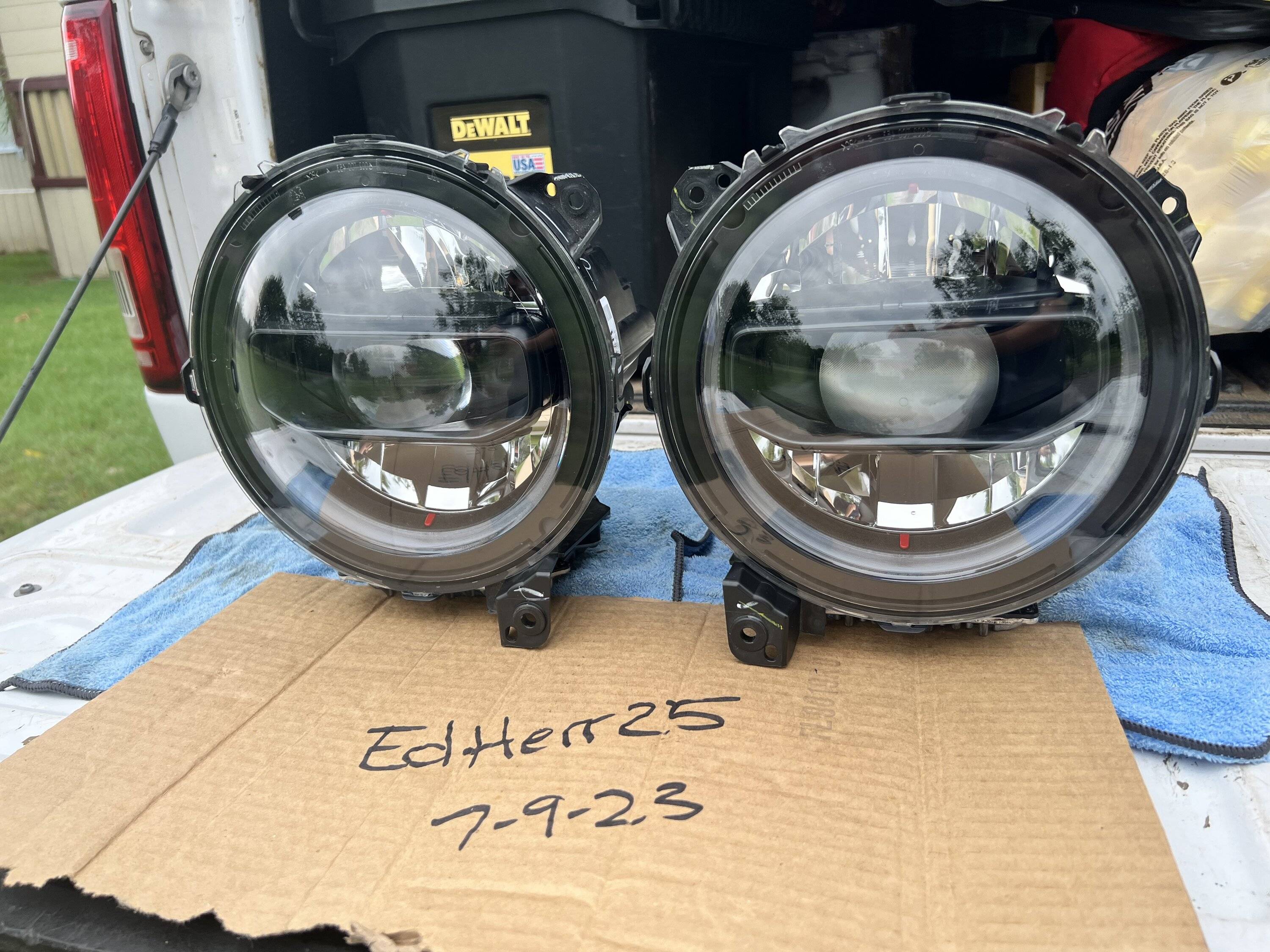 Jeep Wrangler JL OEM LED HEADLIGHTS 228608CB-1056-4235-8E23-F4766B3E7ABD