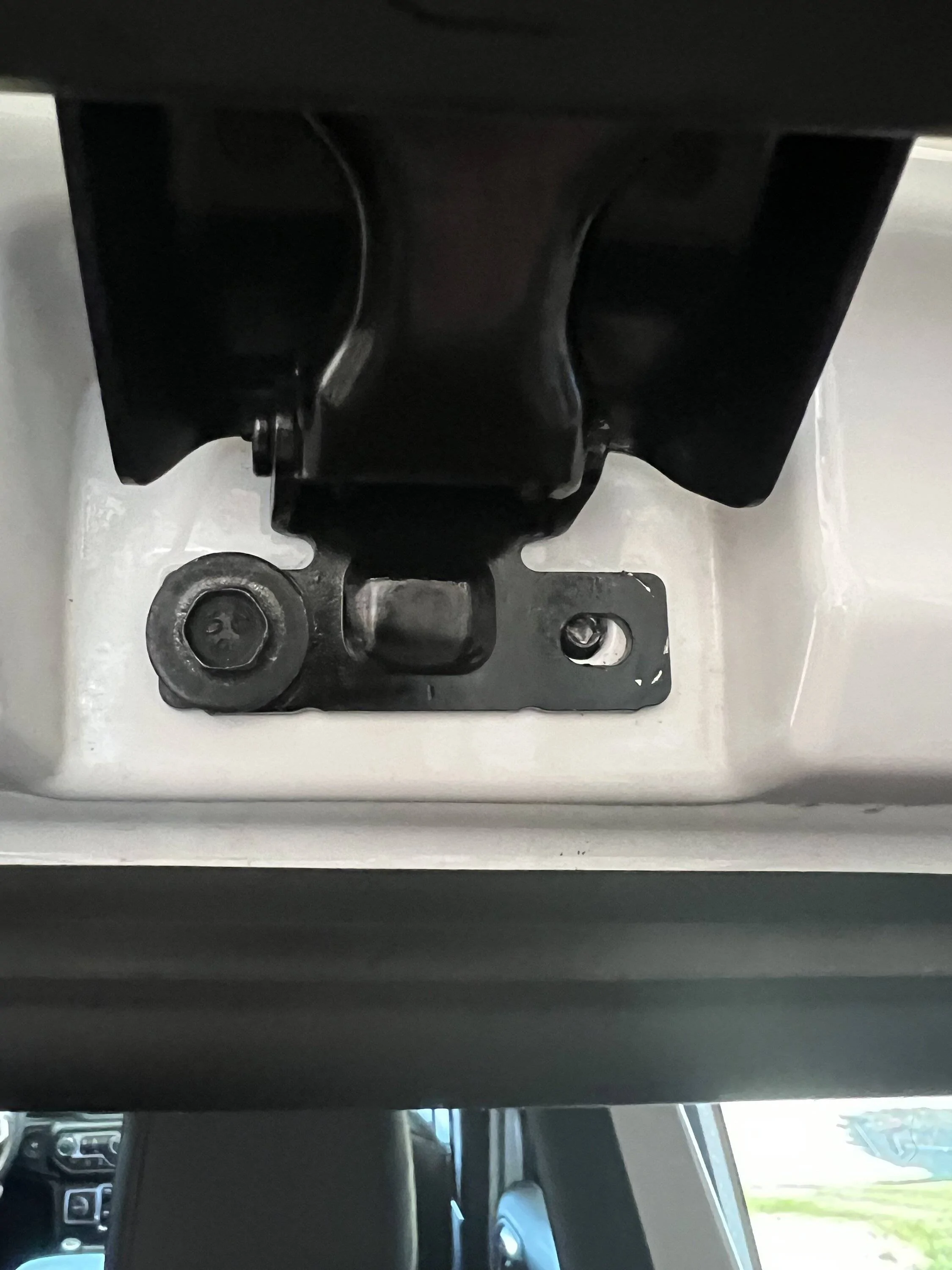 Jeep Wrangler JL HELP Please!  Broken bolt in hardtop liftgate hinge IMG_4862