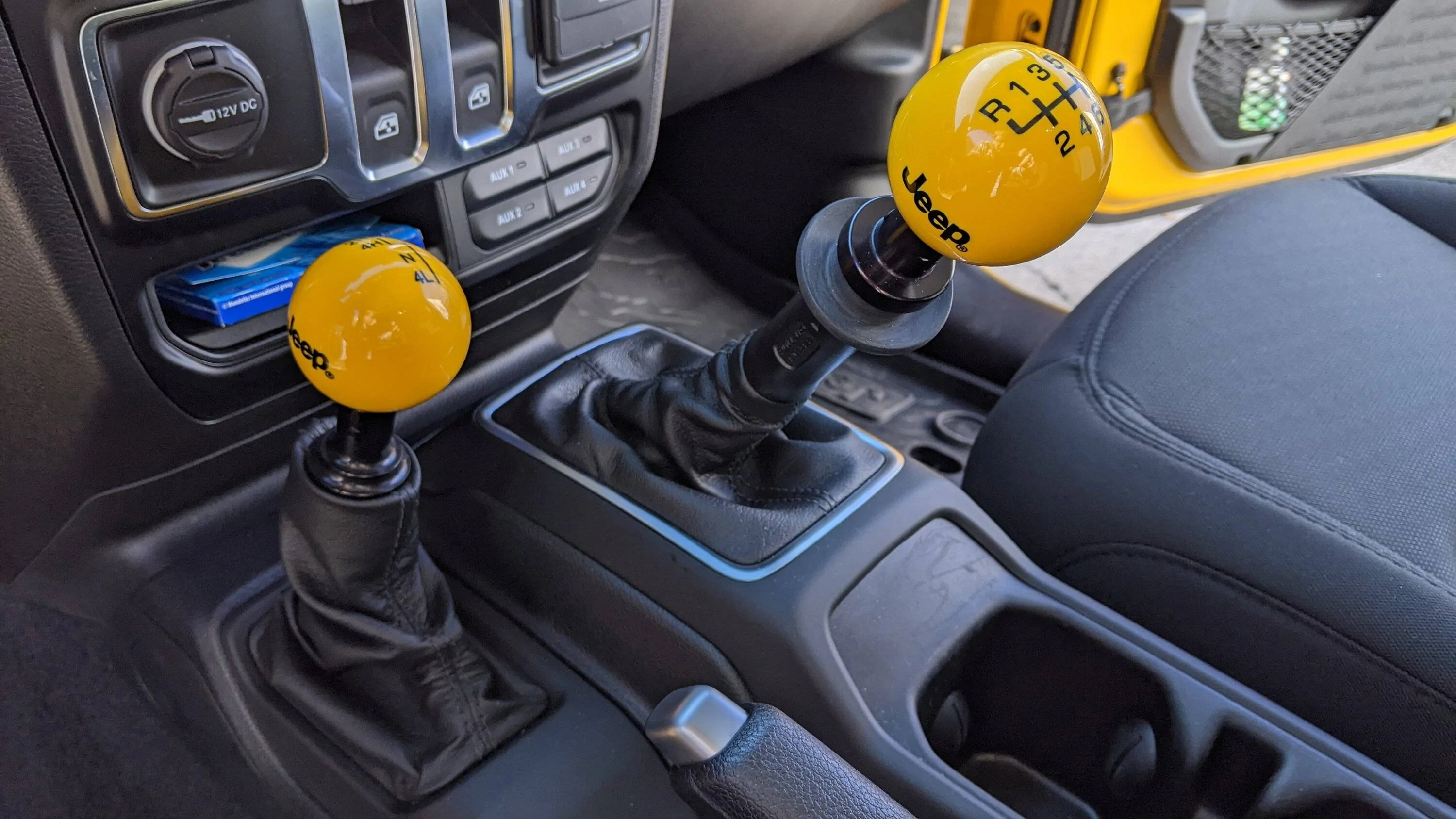 Jeep Wrangler JL Does the JL shift knob come off? PXL_20211226_182035035