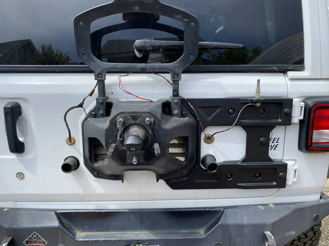 tailgate brace a.jpeg