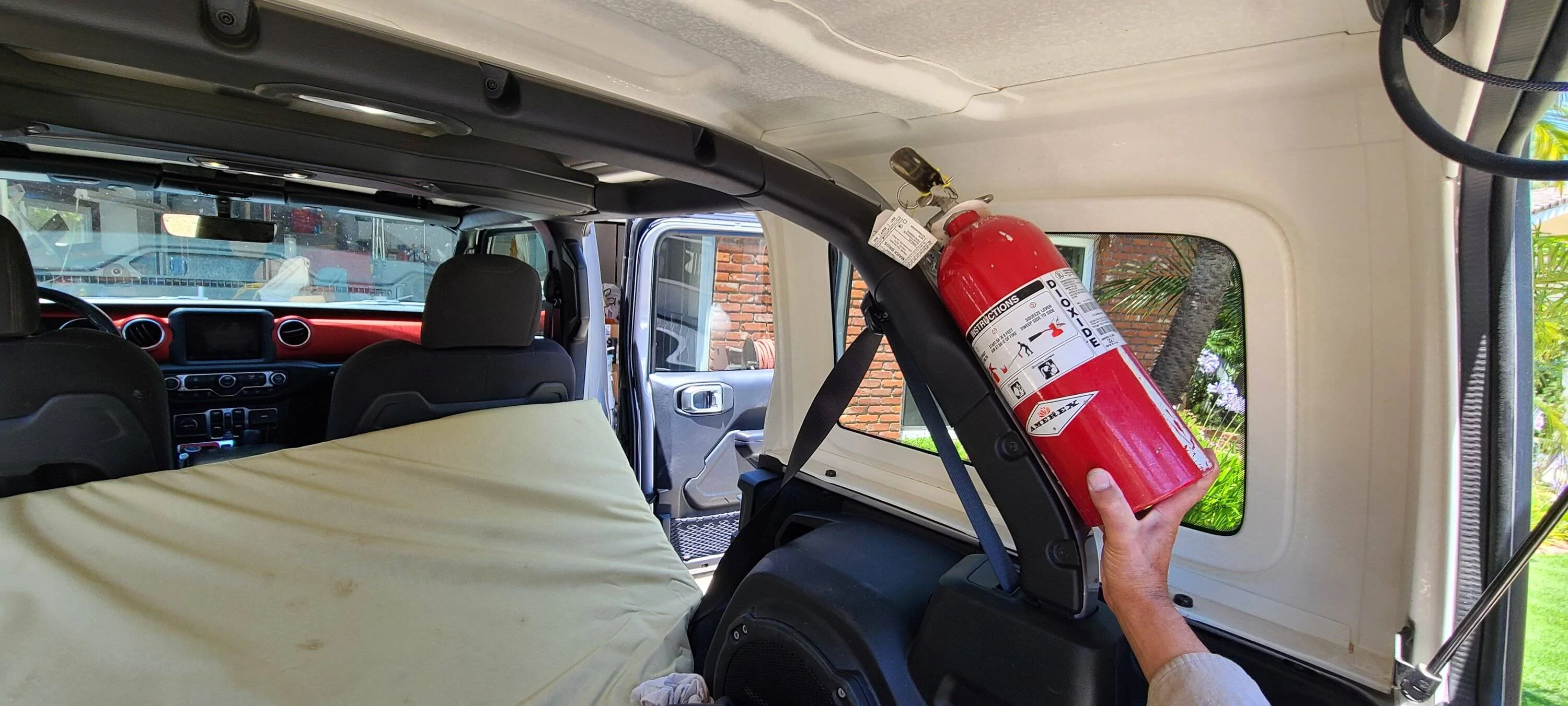 Jeep Wrangler JL Fire Extinguishers 20230718_130320