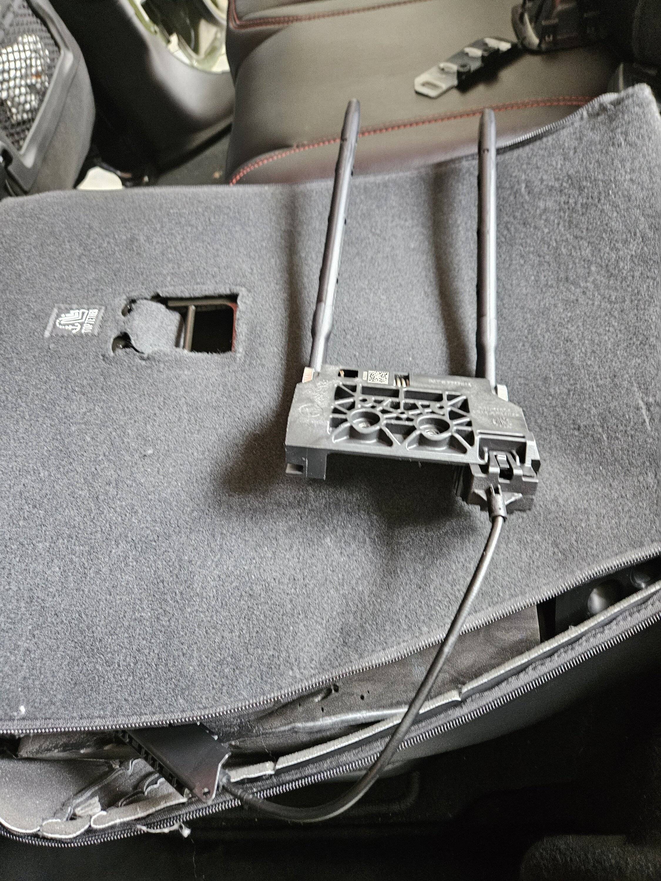Jeep Wrangler JL Rear headrest removal 20230730_111042