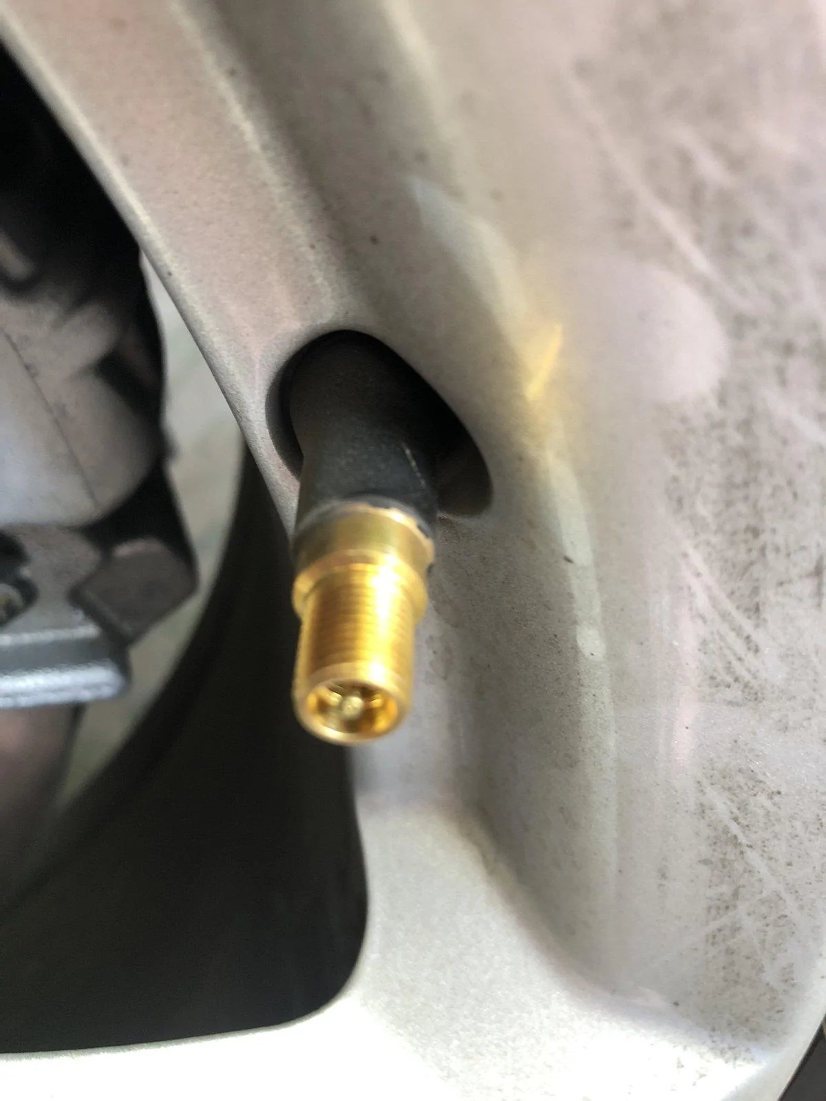 Jeep Wrangler JL Identifying Stock Wheels TPMS imag