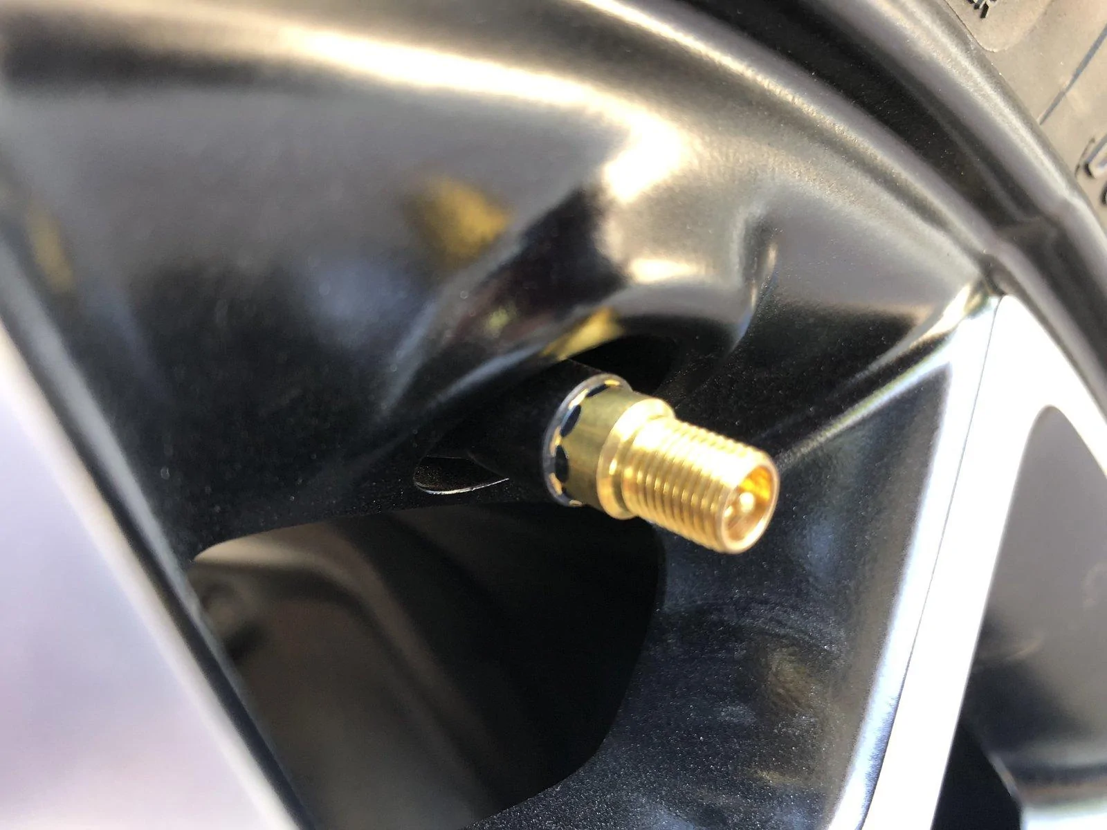 Jeep Wrangler JL Identifying Stock Wheels TPMS imag