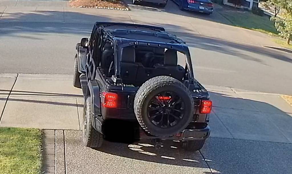 Jeep Wrangler JL Free third brake light relocation IMG_3190