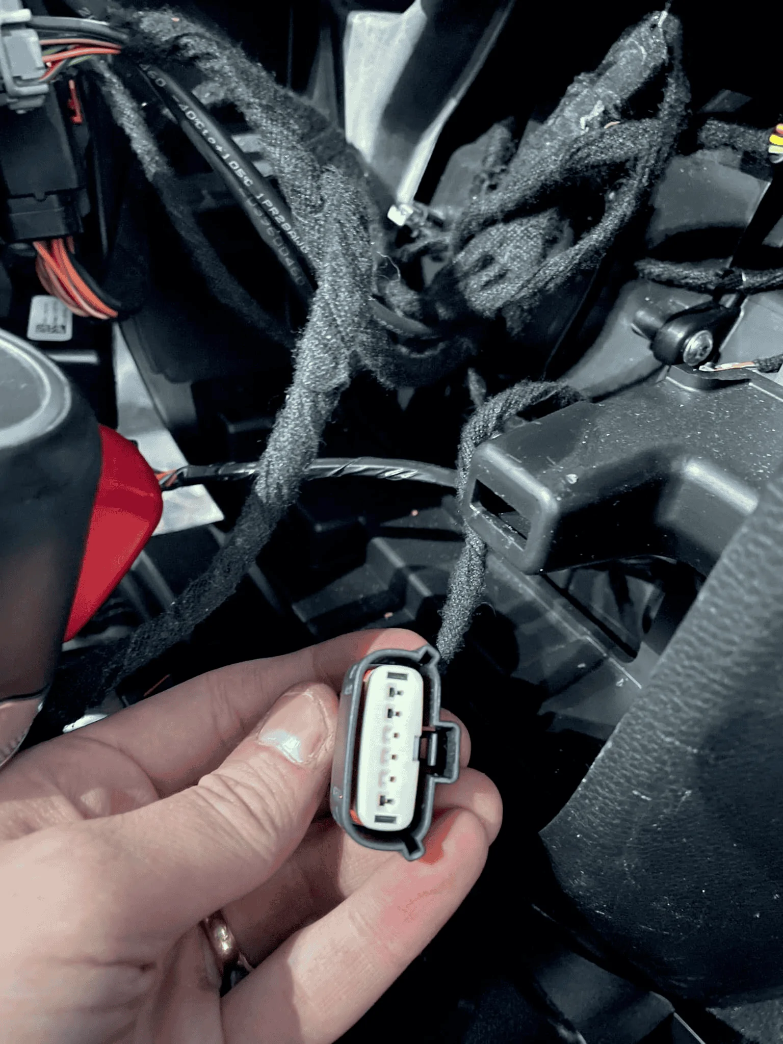 Jeep Wrangler JL Unknown connector behind central console 1691410496379
