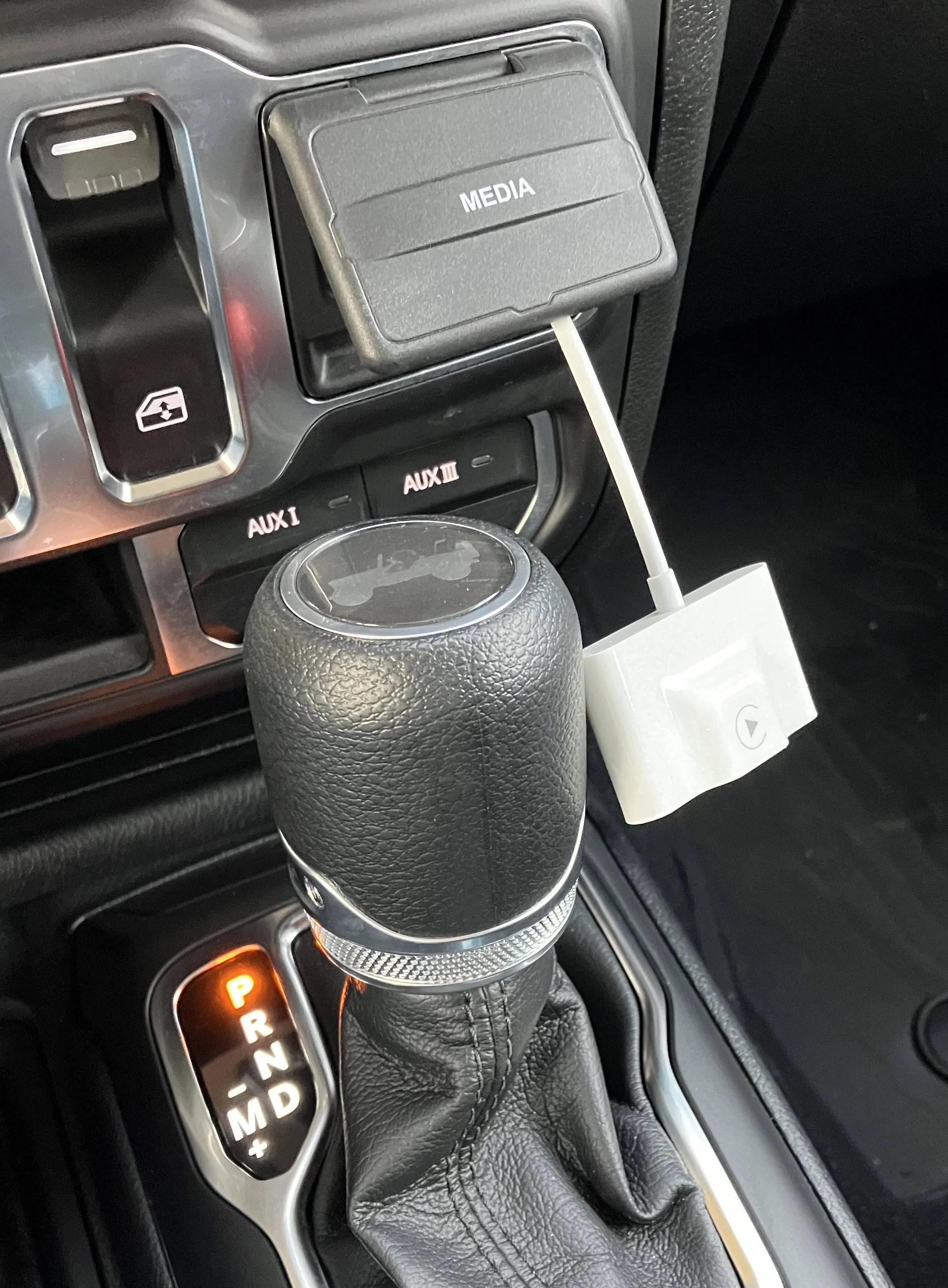 Jeep Wrangler JL Wireless CarPlay adapters IMG-1748