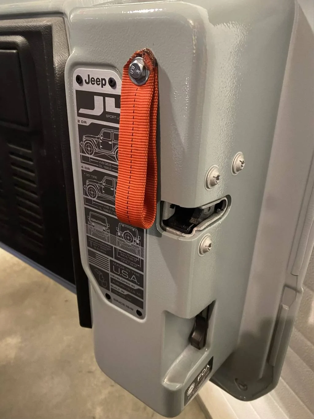 Jeep Wrangler JL Added Leather Door Pull Strap to Interior Tailgate IMG_0722