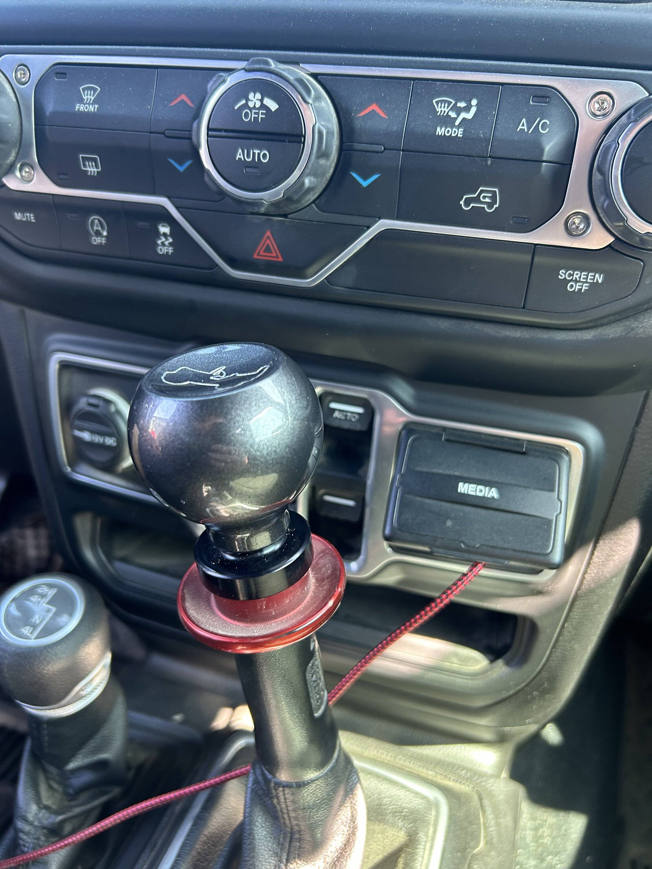 Jeep Wrangler JL Aftermarket shift knobs for the 6 speed. Post pics IMG_8451