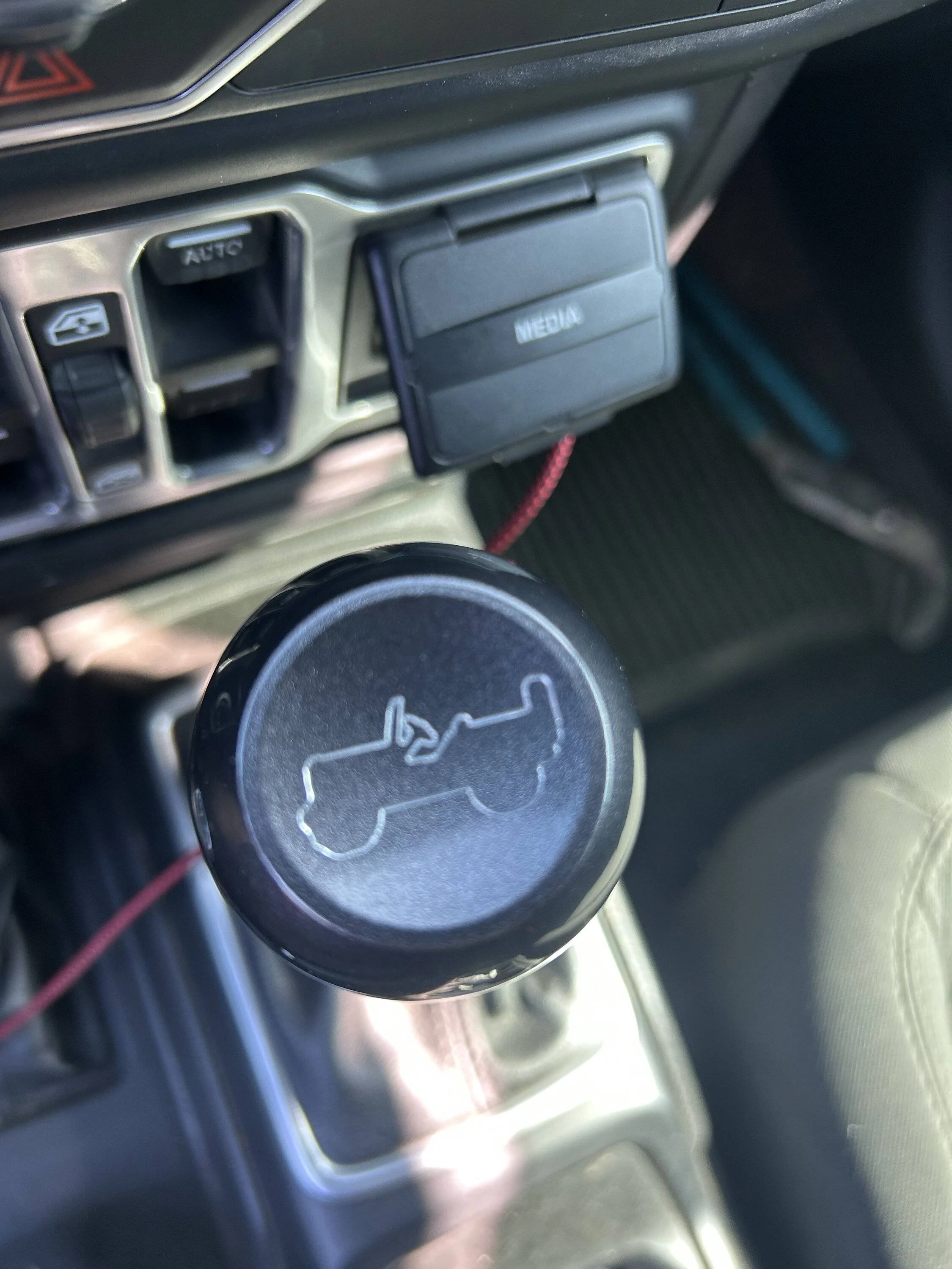Jeep Wrangler JL Aftermarket shift knobs for the 6 speed. Post pics IMG_8450