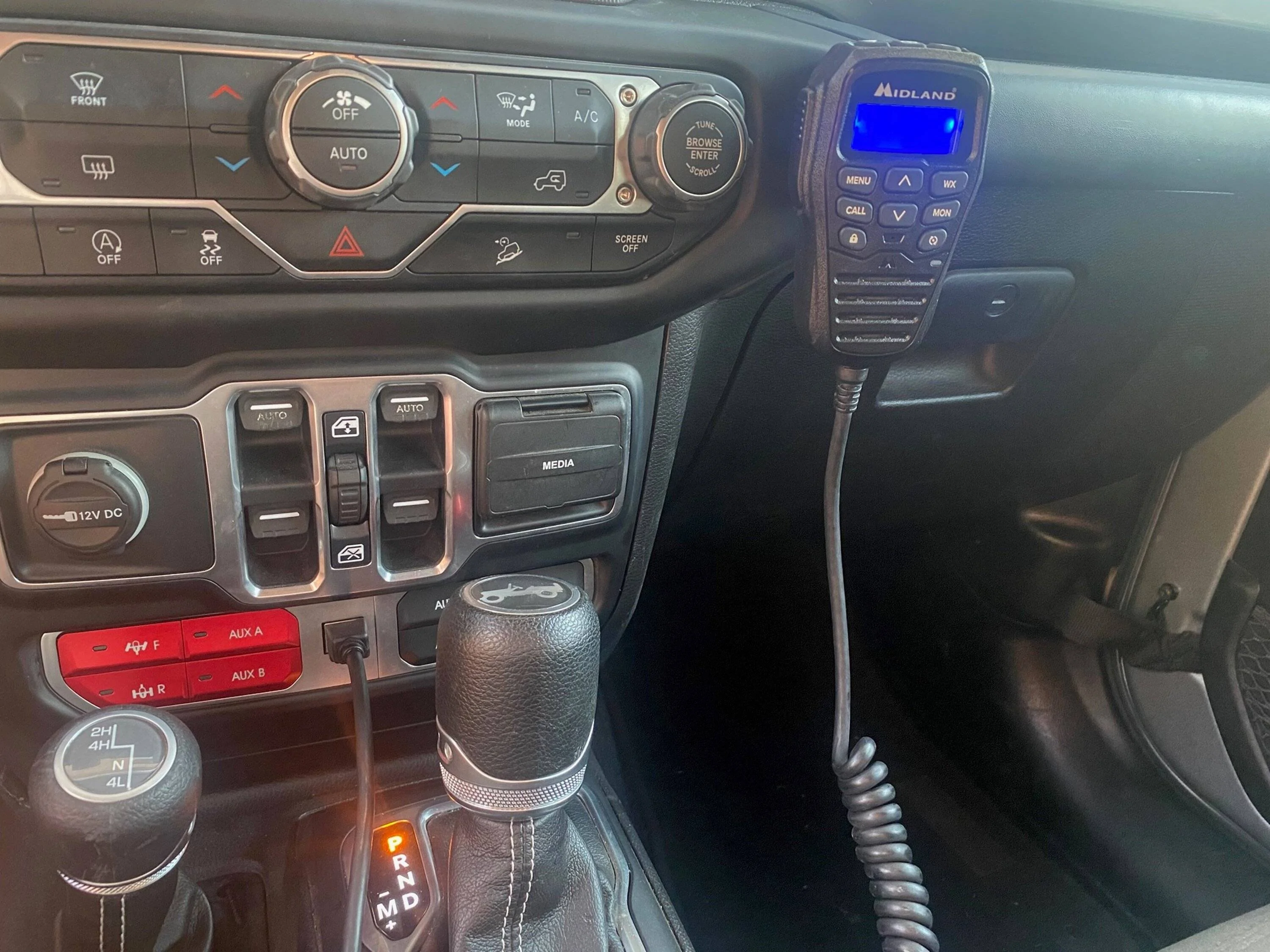 Jeep Wrangler JL Lasfit Aux Switch Panel Vs. Voswitch Shootout / Comparison Radio