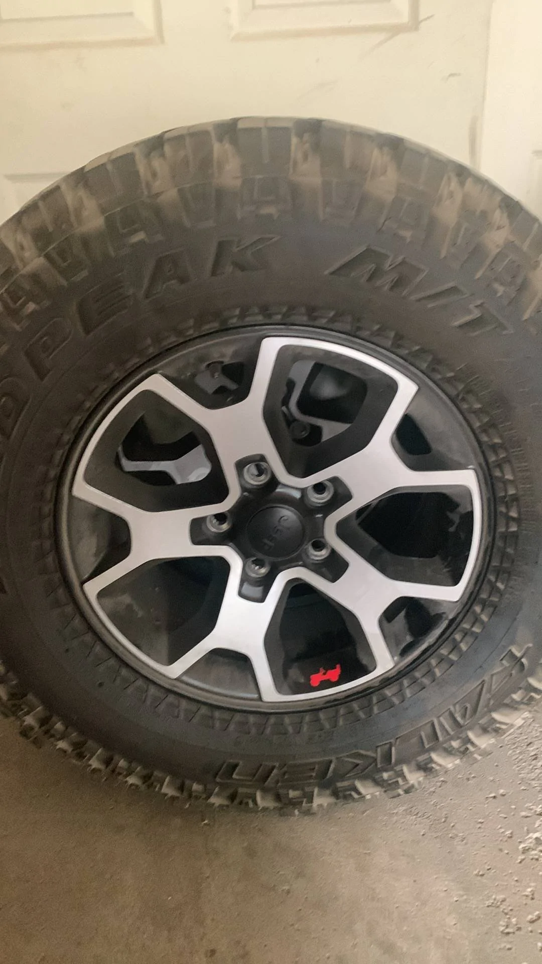 Jeep Wrangler JL (5) Rubicon take off tires/wheels 12467894-FF21-44FC-89D1-88CC57E72C98
