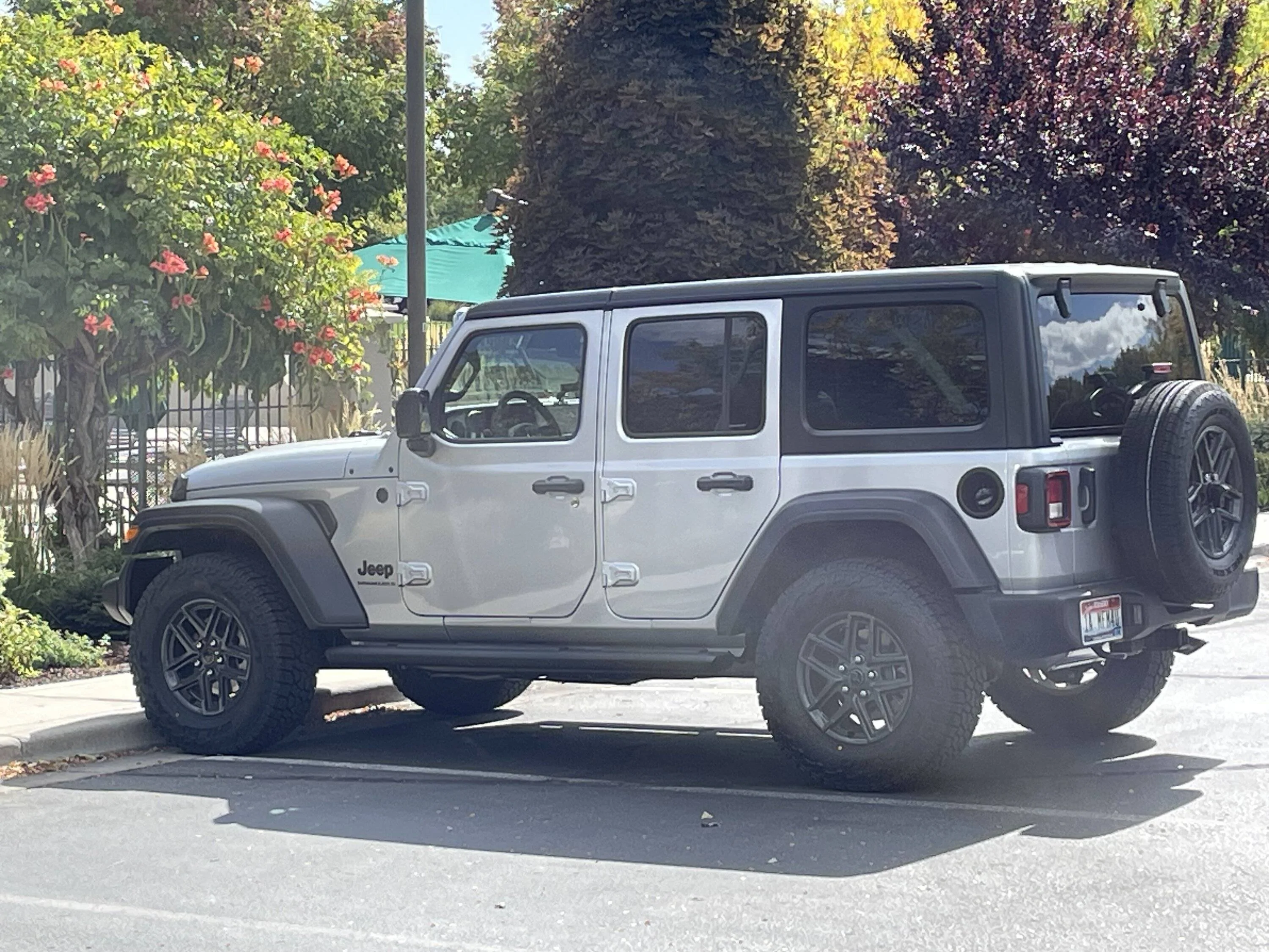 Jeep Wrangler JL 33s with no lift? IMG_2111