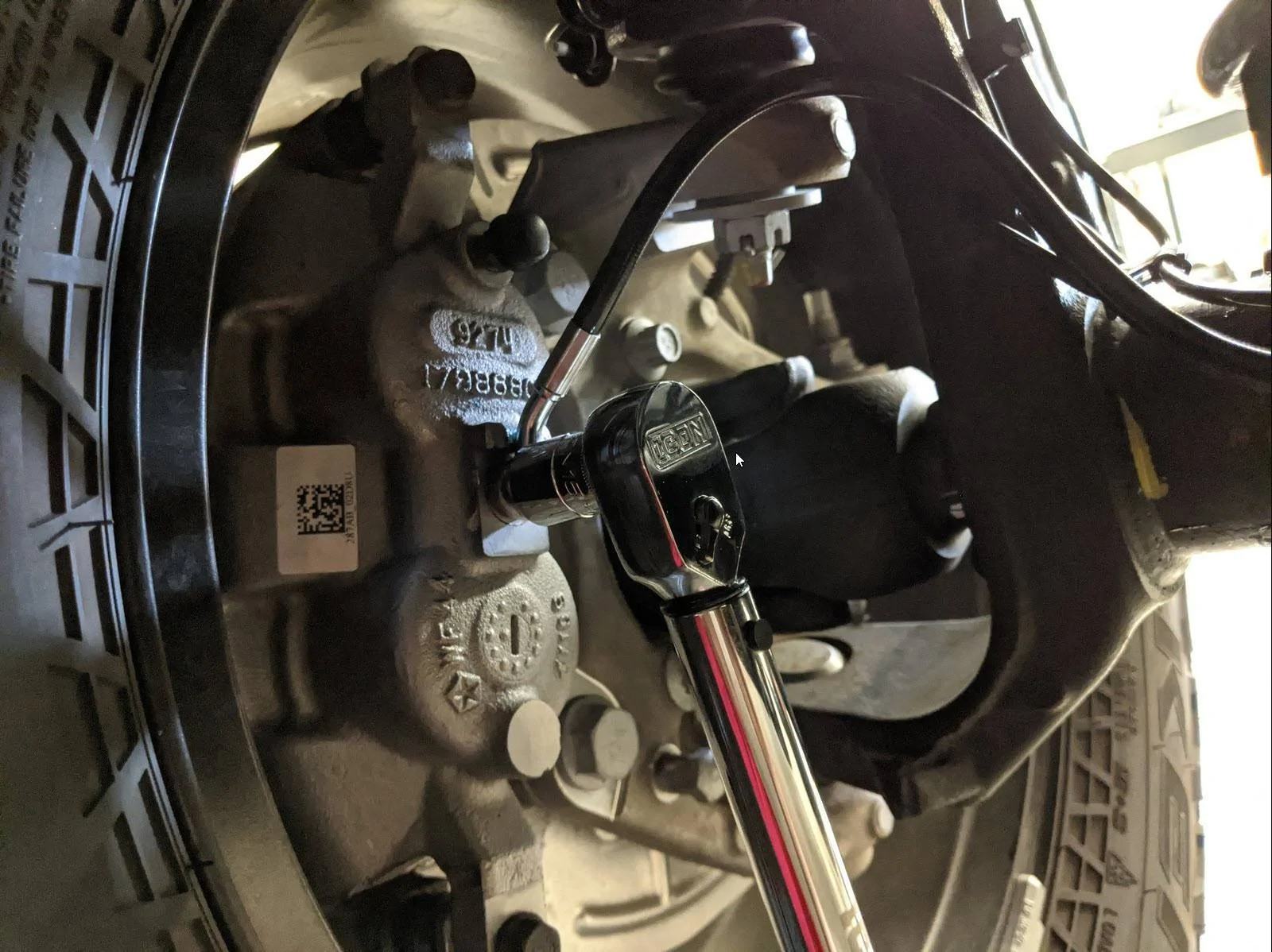 Jeep Wrangler JL Dana UD60 front shock relocation for Fox 2.5 2023-09-26_15-25-22
