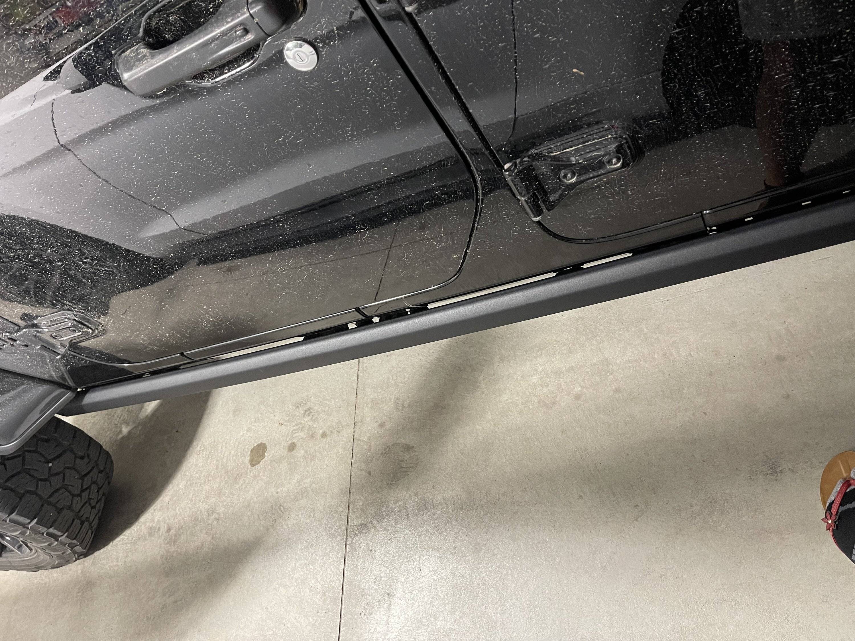Jeep Wrangler JL Gap between body and Mopar rock rail IMG_6208