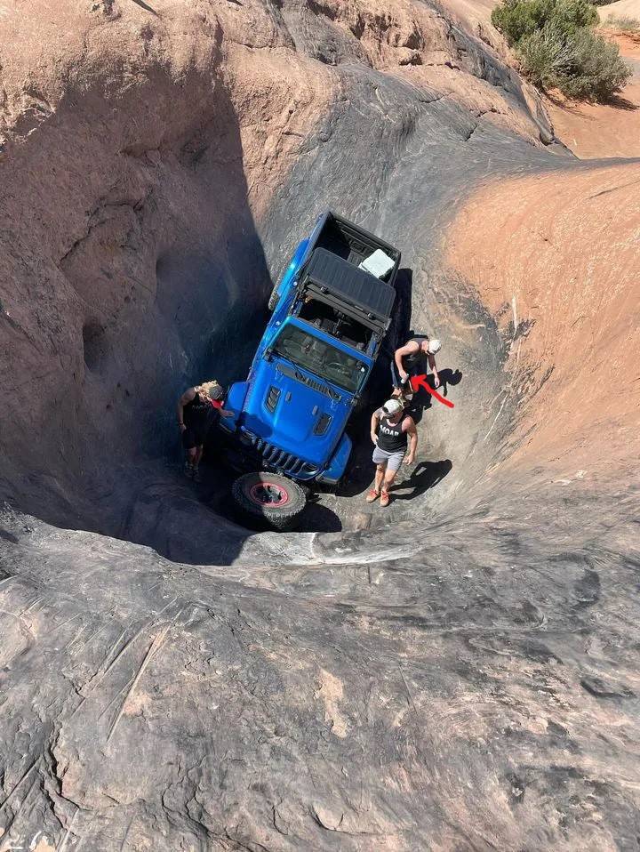Jeep Wrangler JL Jeep Gladiator Driver Shears Off a Wheel in the Devil's Hot Tub, Moab. moab